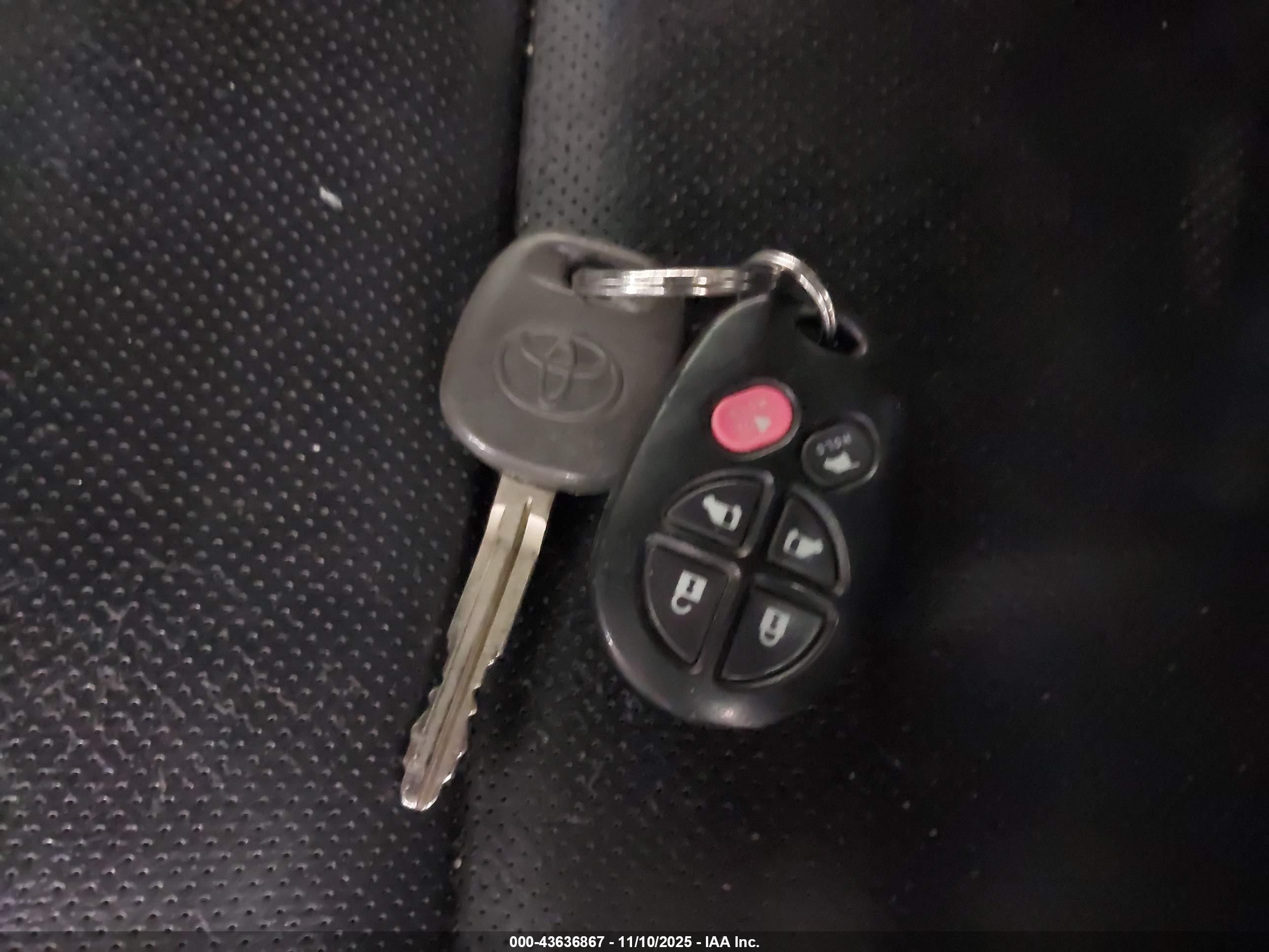 TOYOTA SIENNA image 11