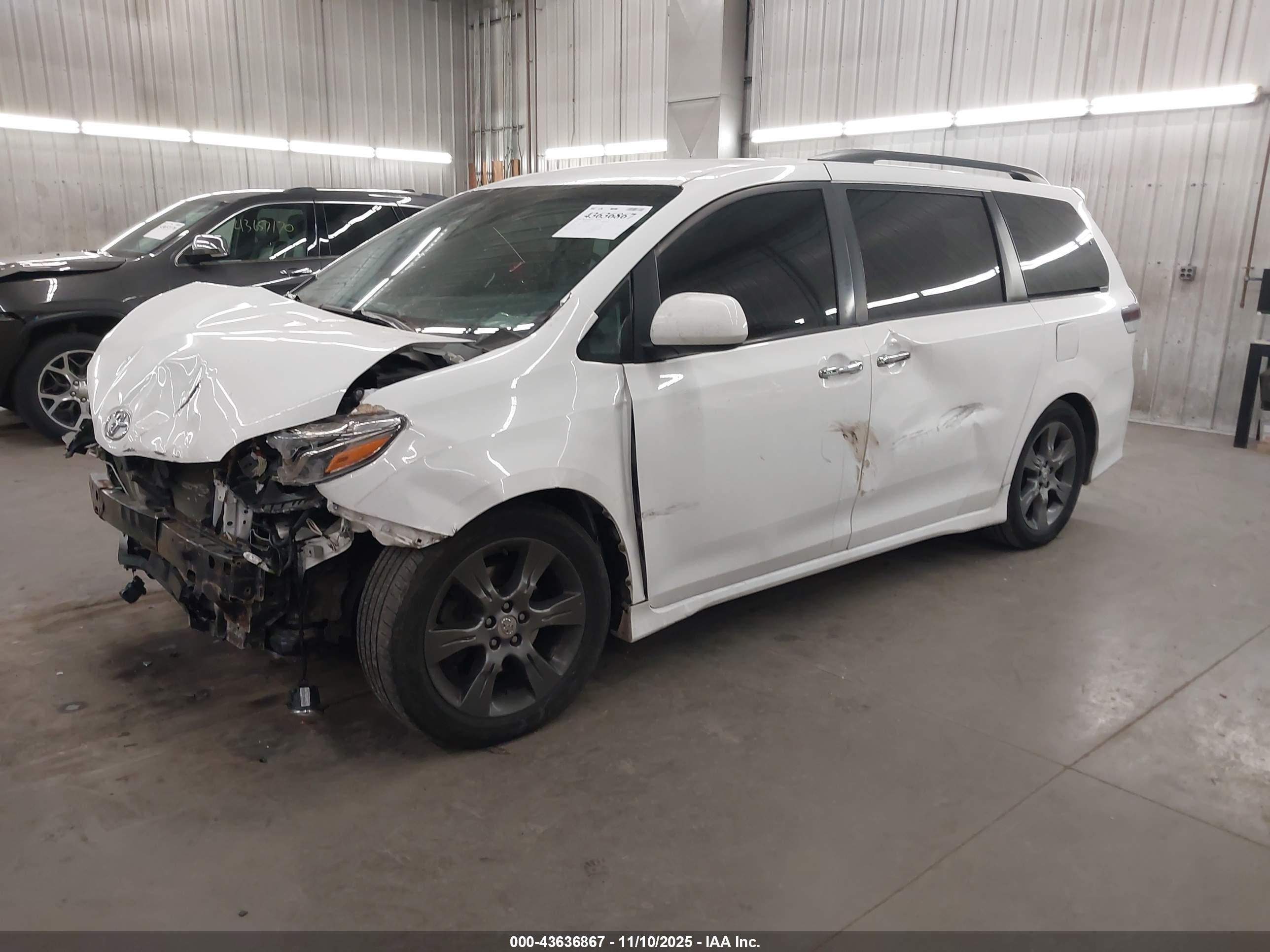 TOYOTA SIENNA image 2
