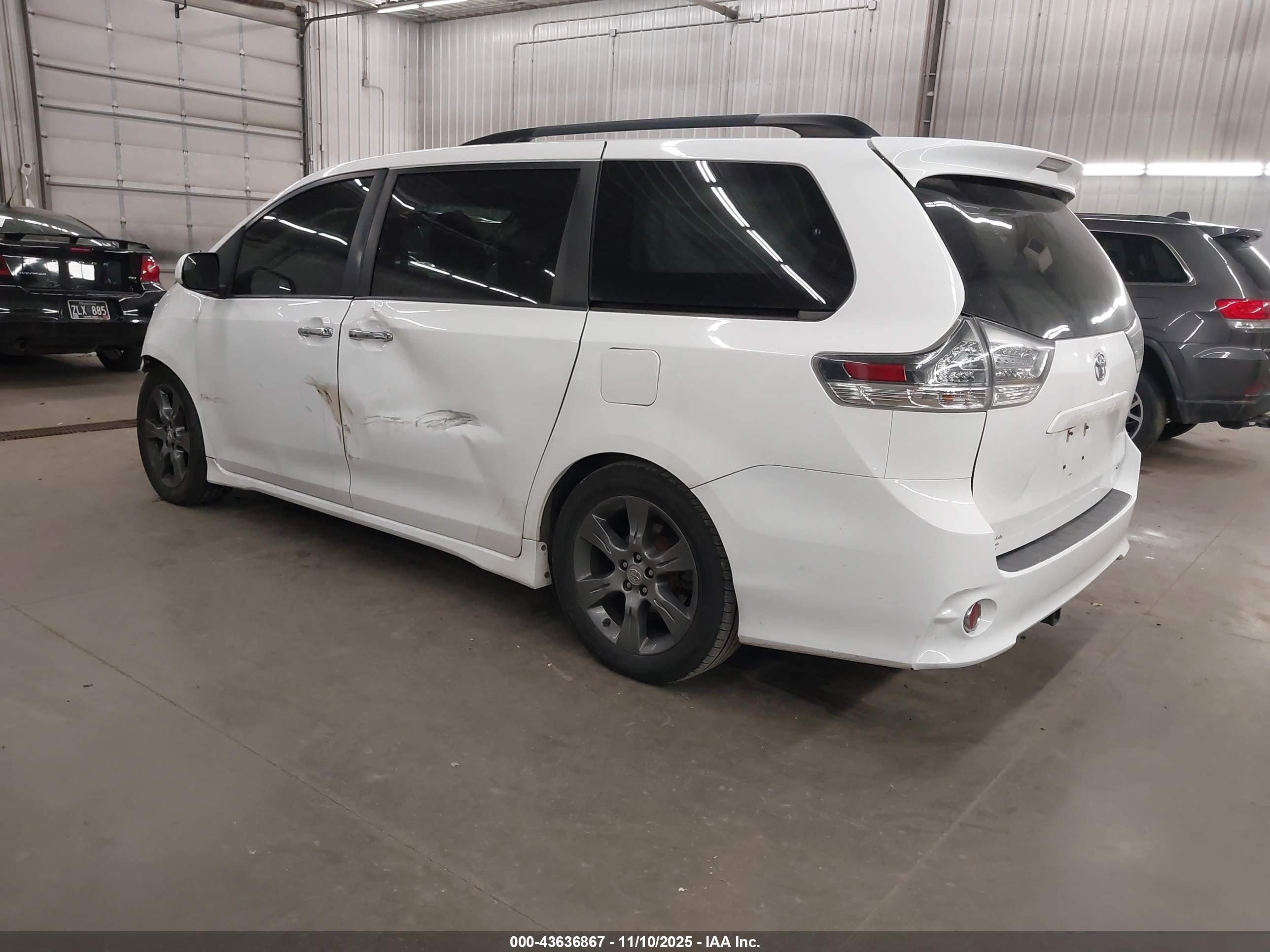 TOYOTA SIENNA image 3