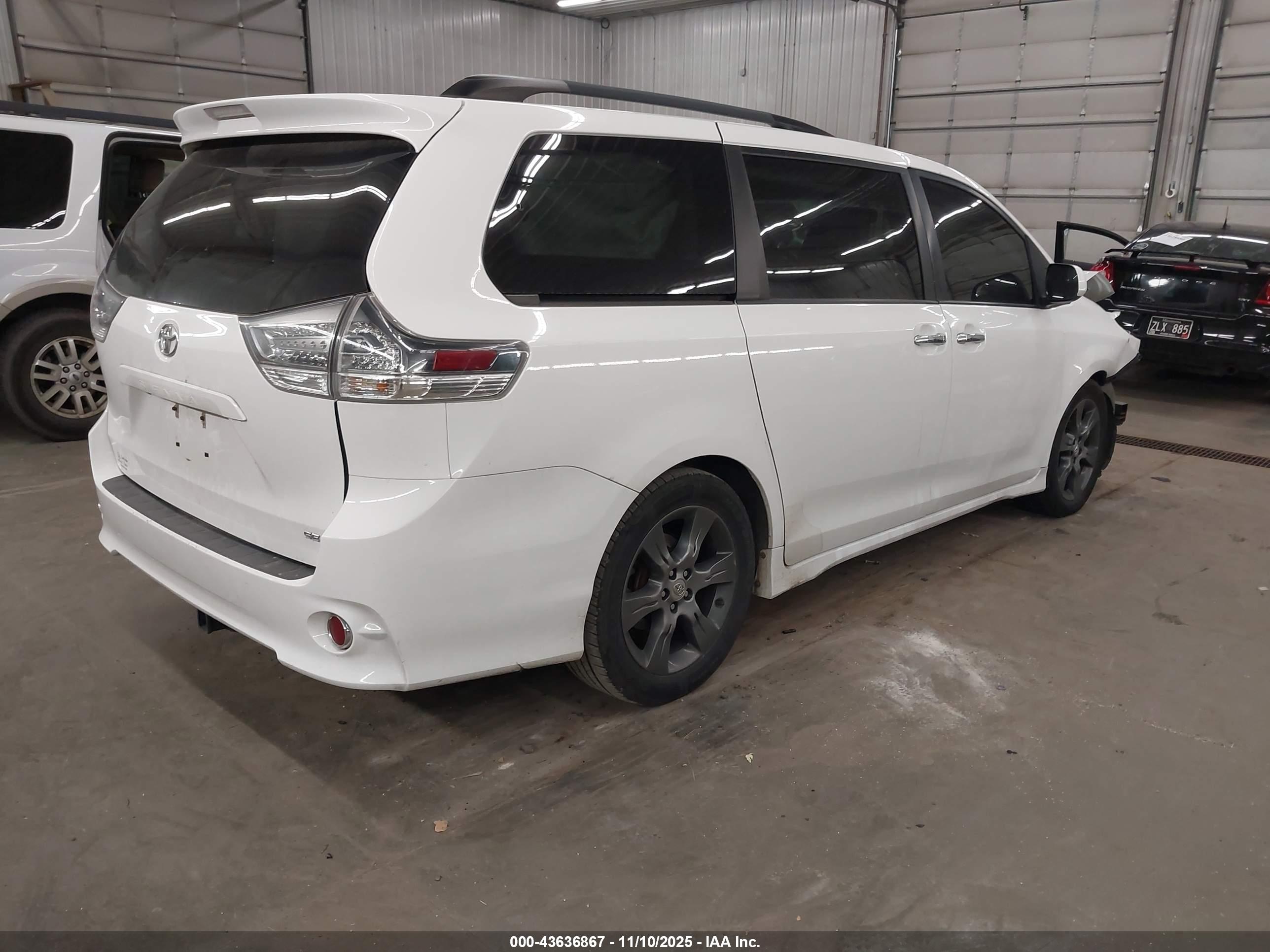 TOYOTA SIENNA image 4