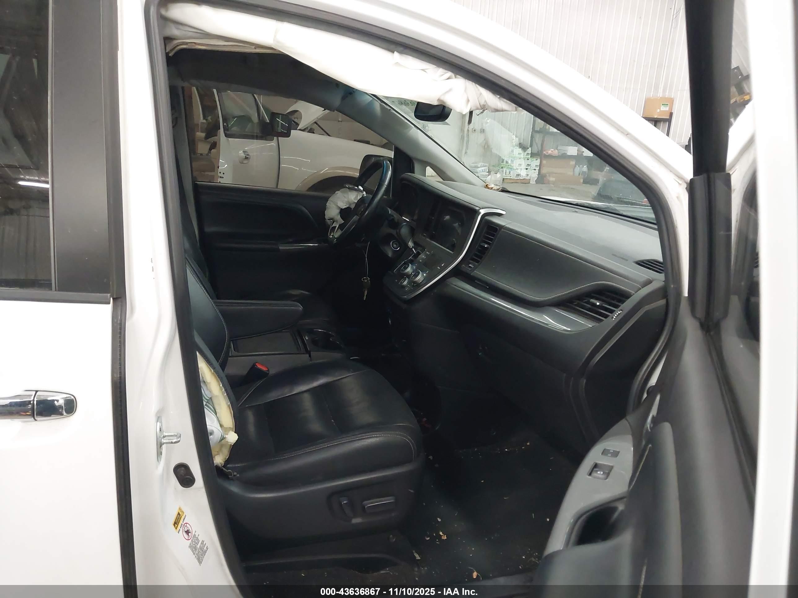 TOYOTA SIENNA image 5