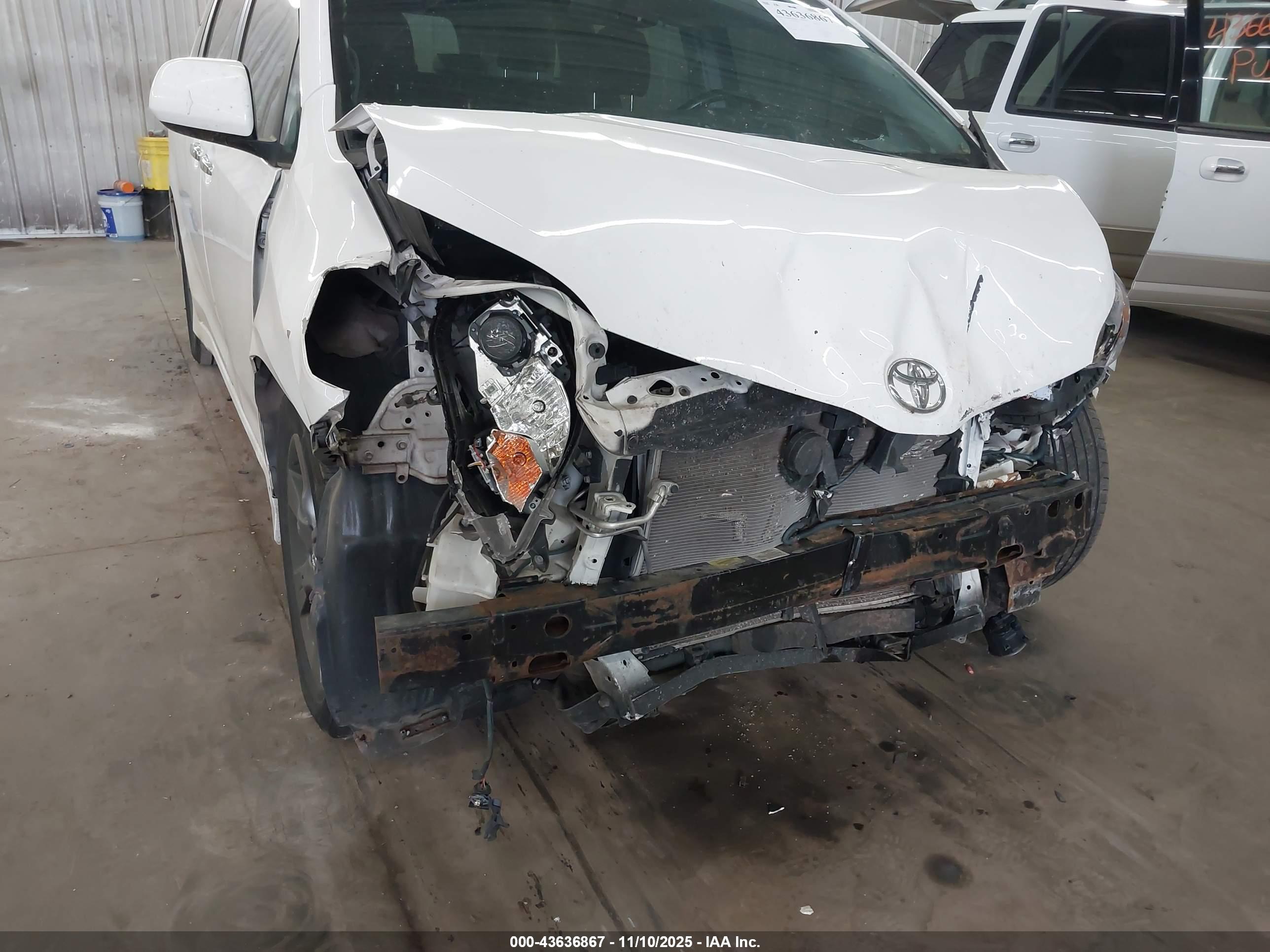 TOYOTA SIENNA image 6