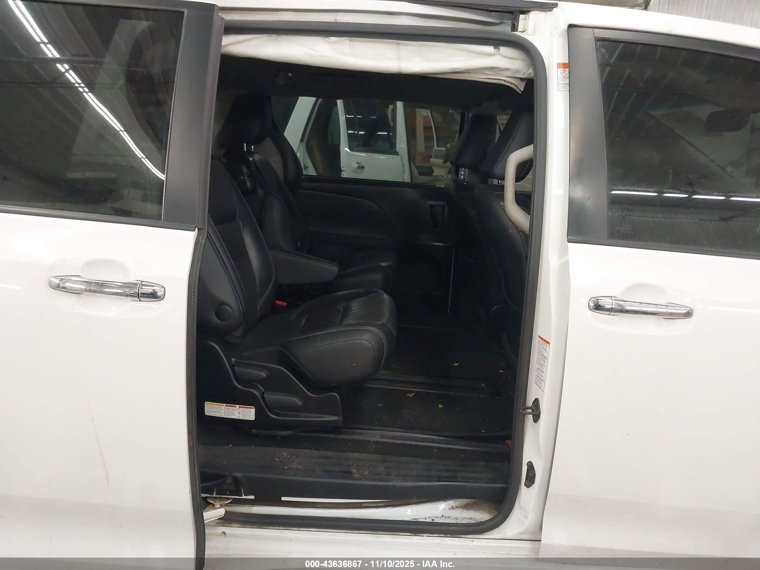 TOYOTA SIENNA image 8