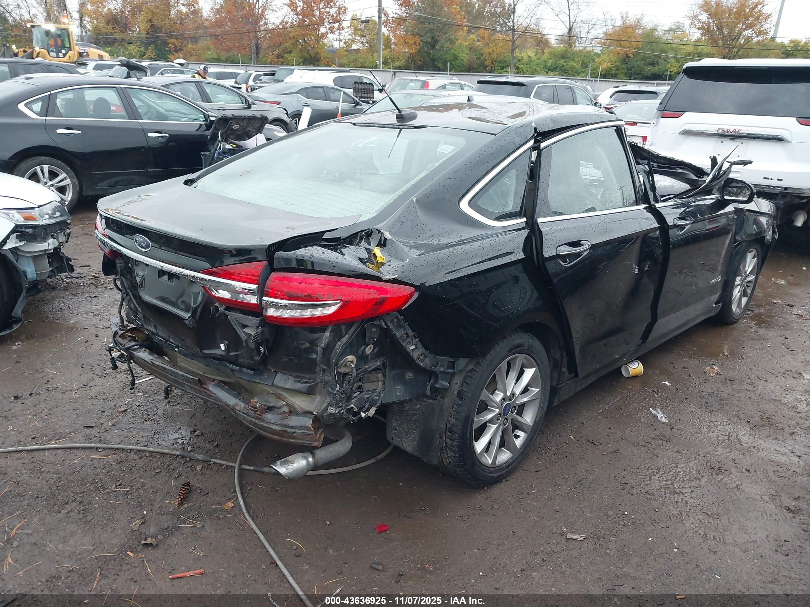 FORD FUSION image 4