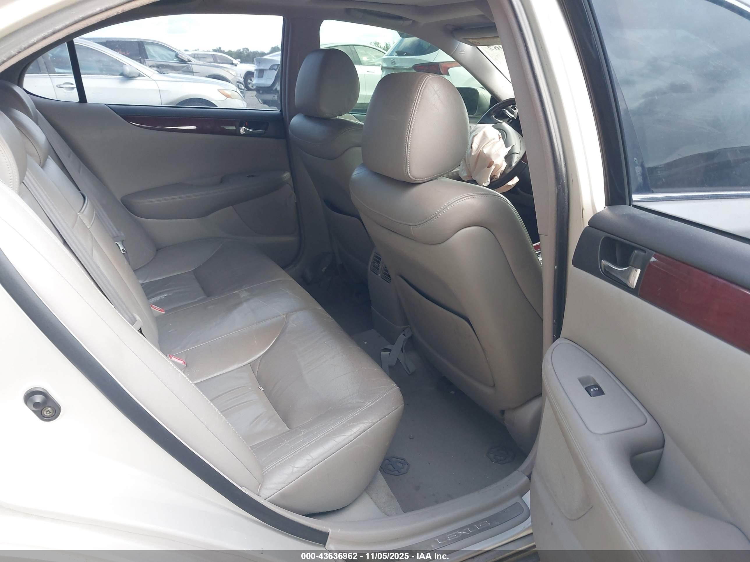 LEXUS ES image 8