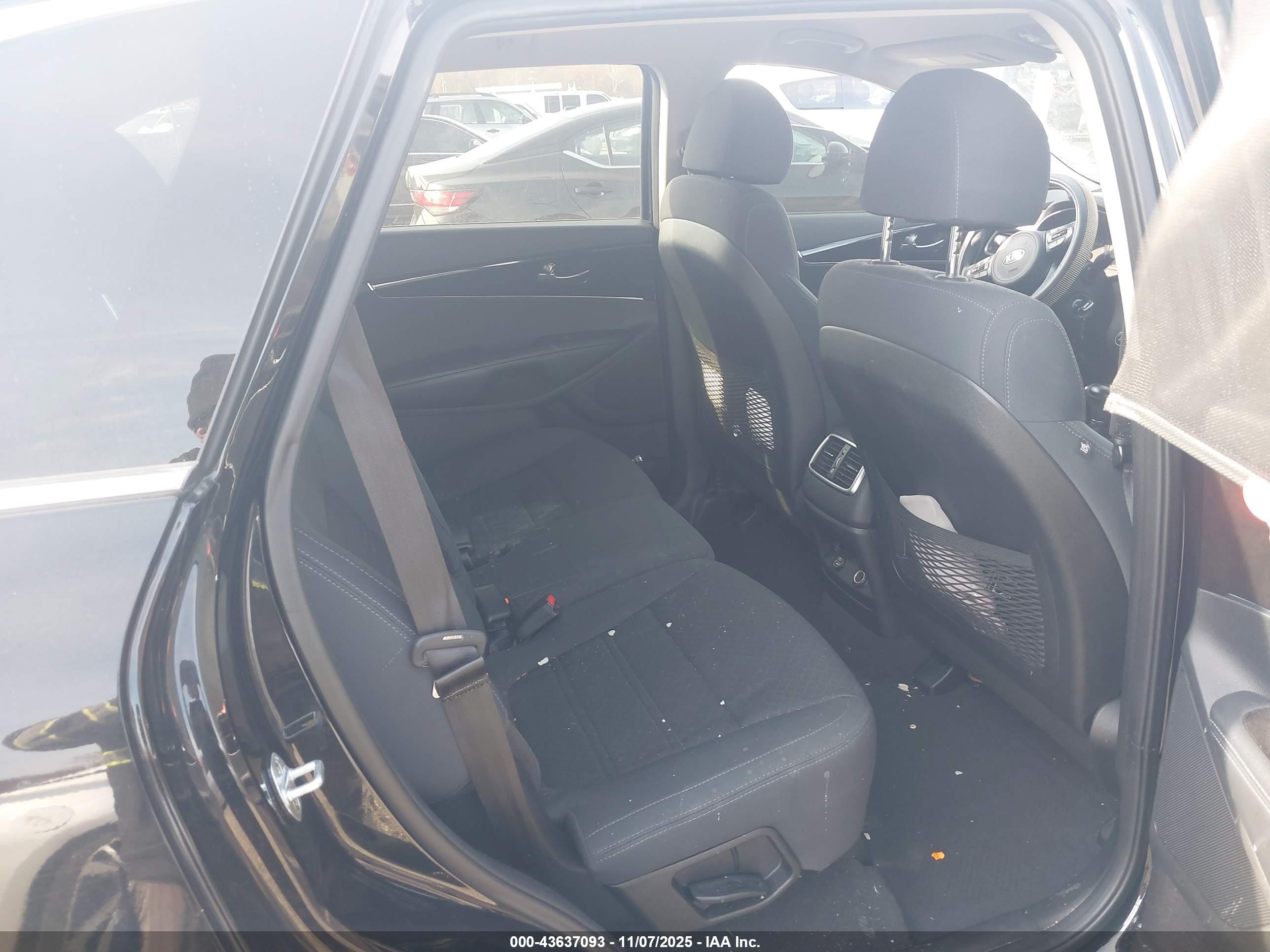 KIA SORENTO image 8