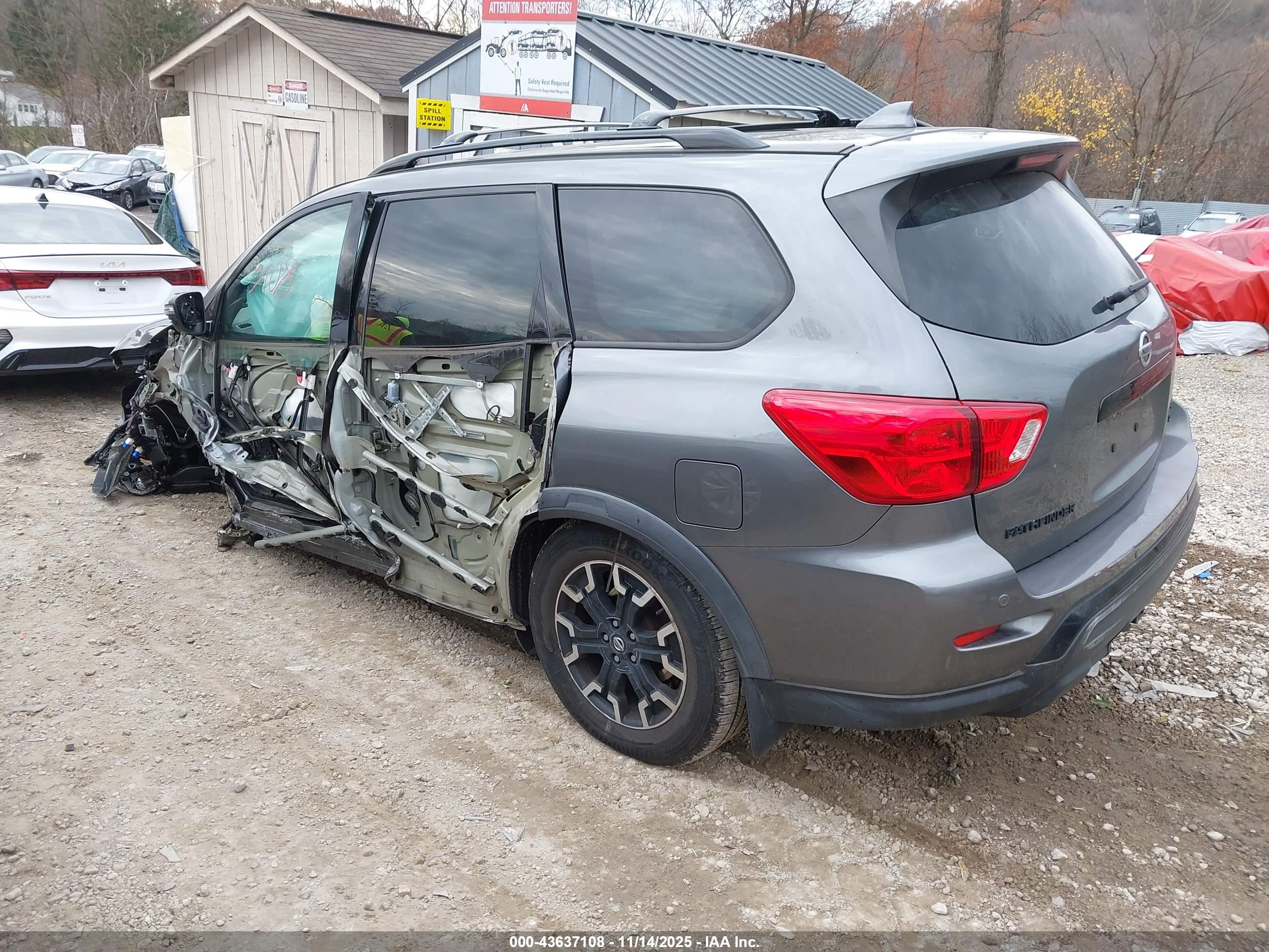 NISSAN PATHFINDER image 3