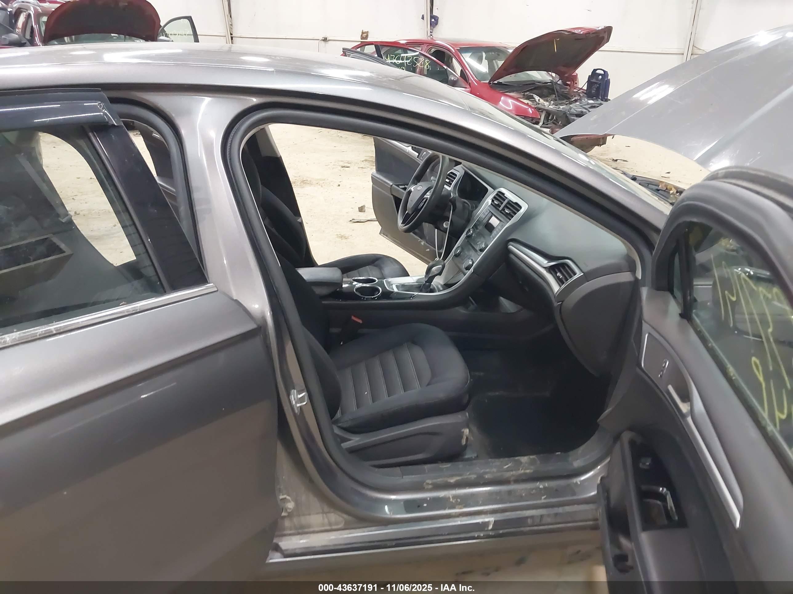 FORD FUSION image 5