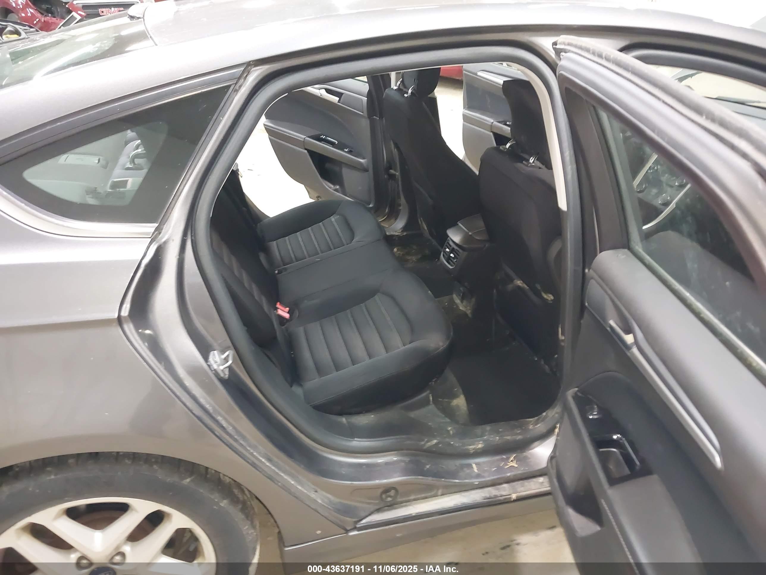 FORD FUSION image 8