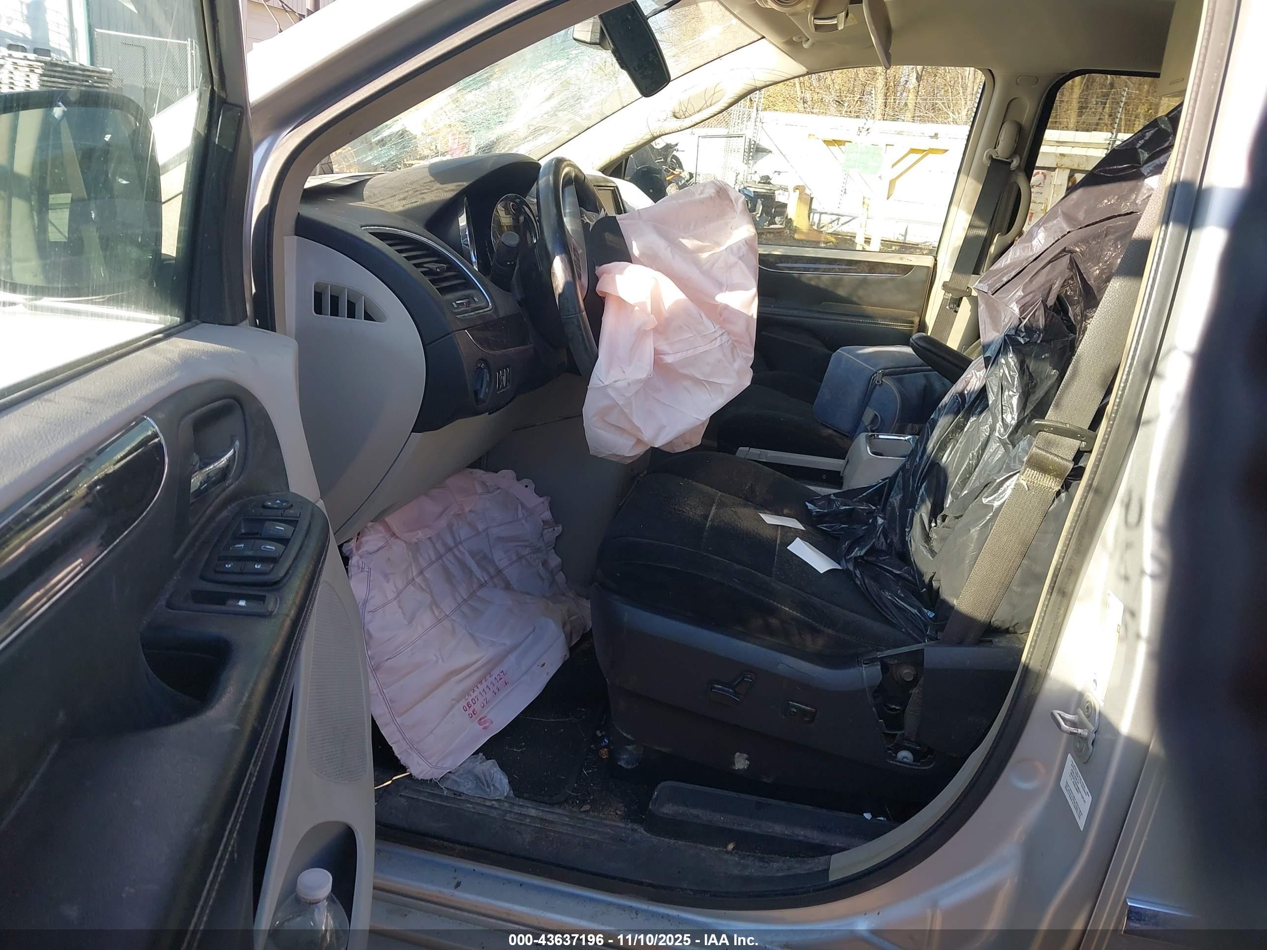 CHRYSLER TOWN image 5