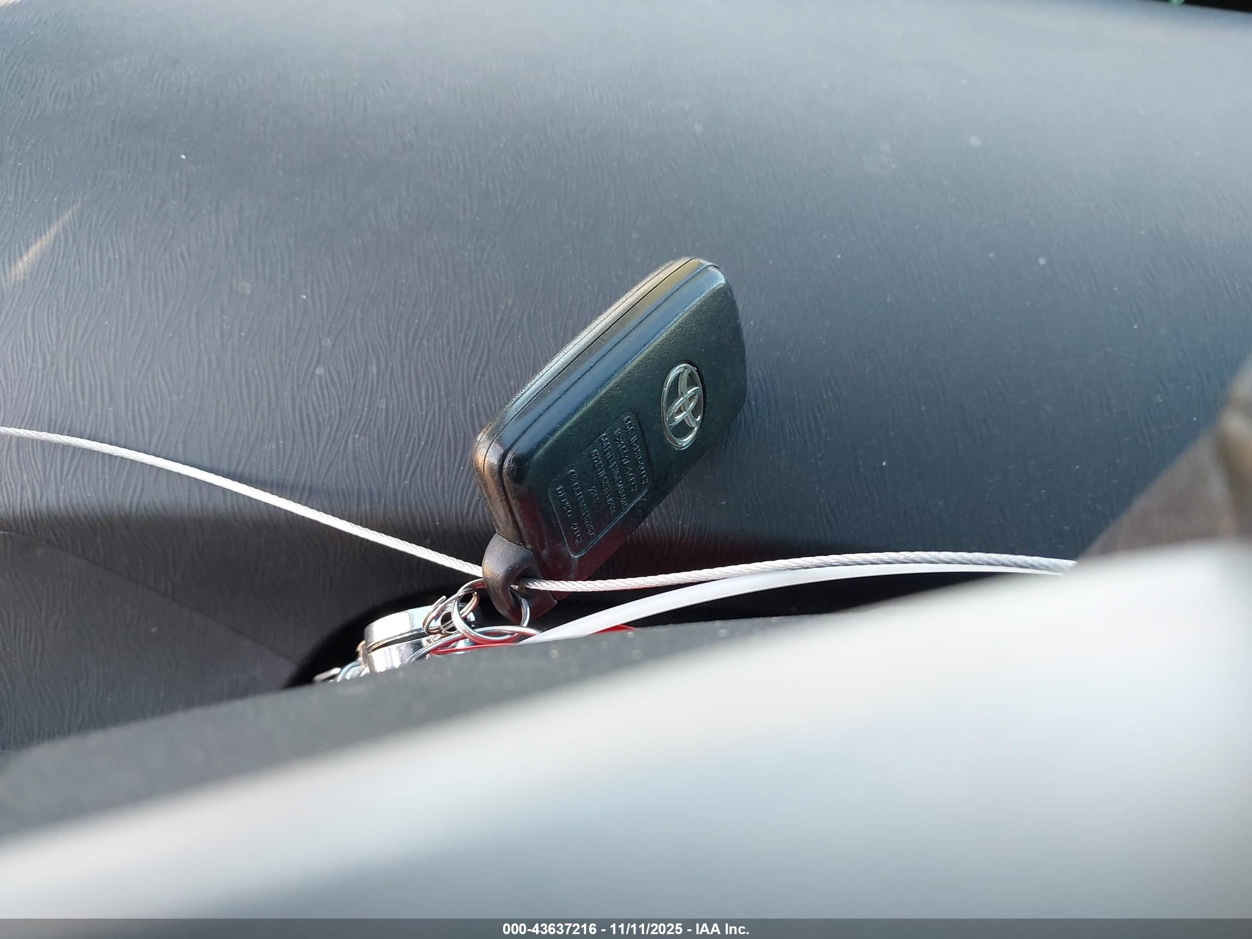 TOYOTA PRIUS image 11