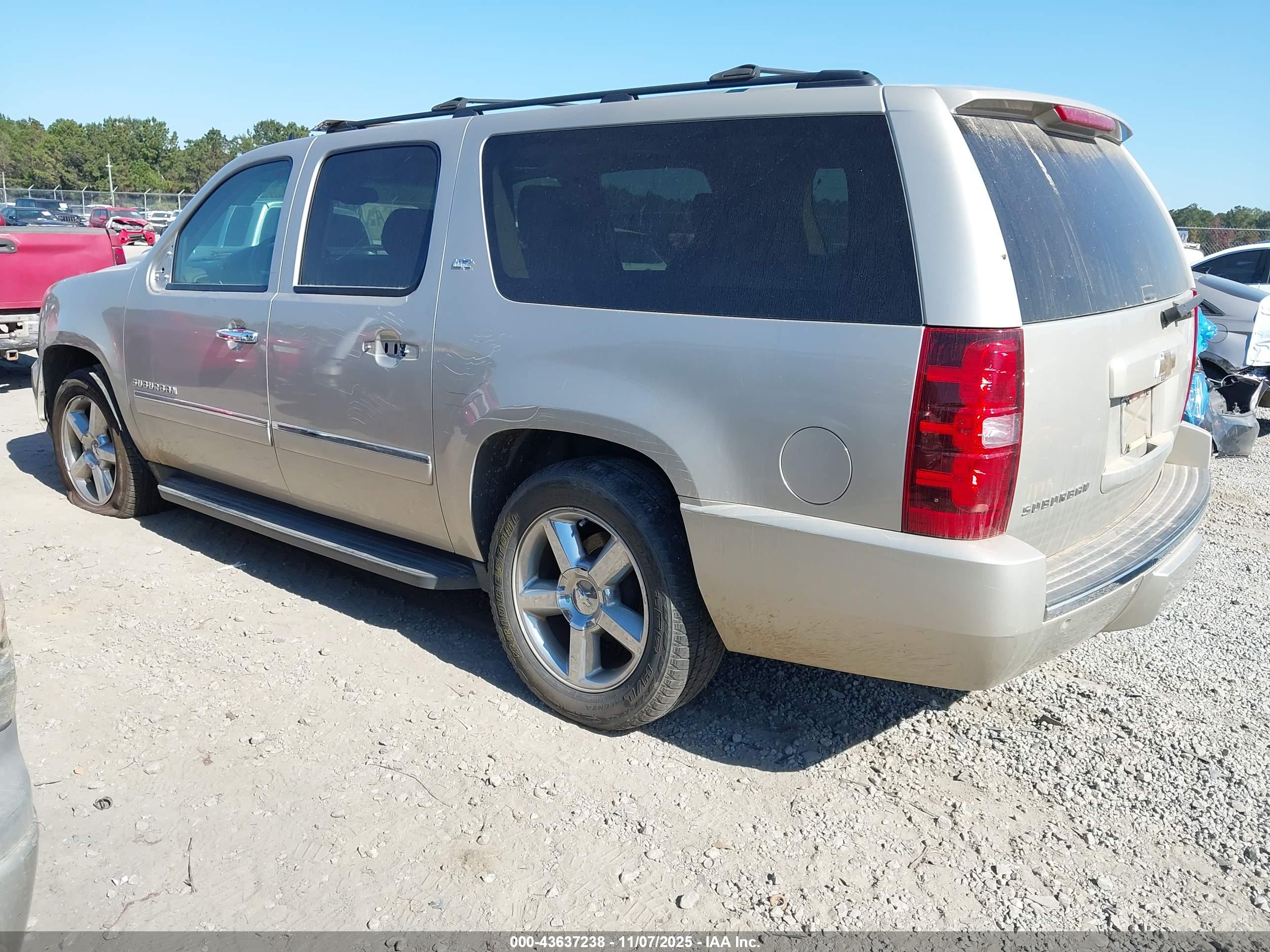 CHEVROLET SUBURBAN image 3