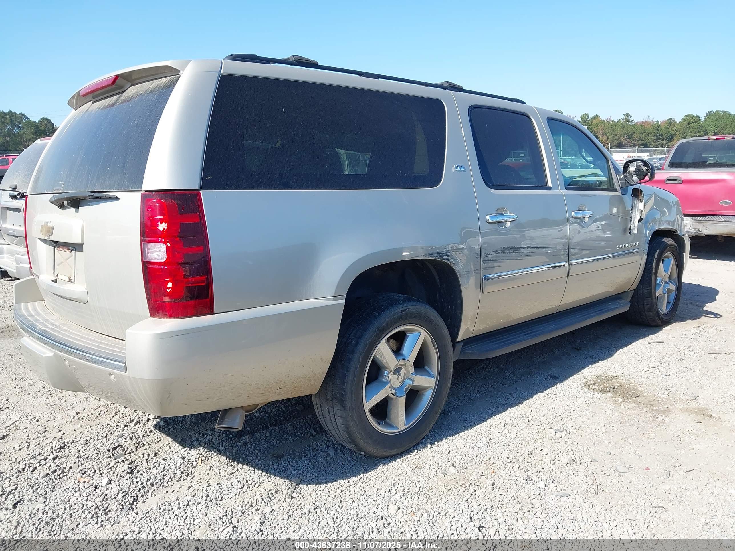 CHEVROLET SUBURBAN image 4