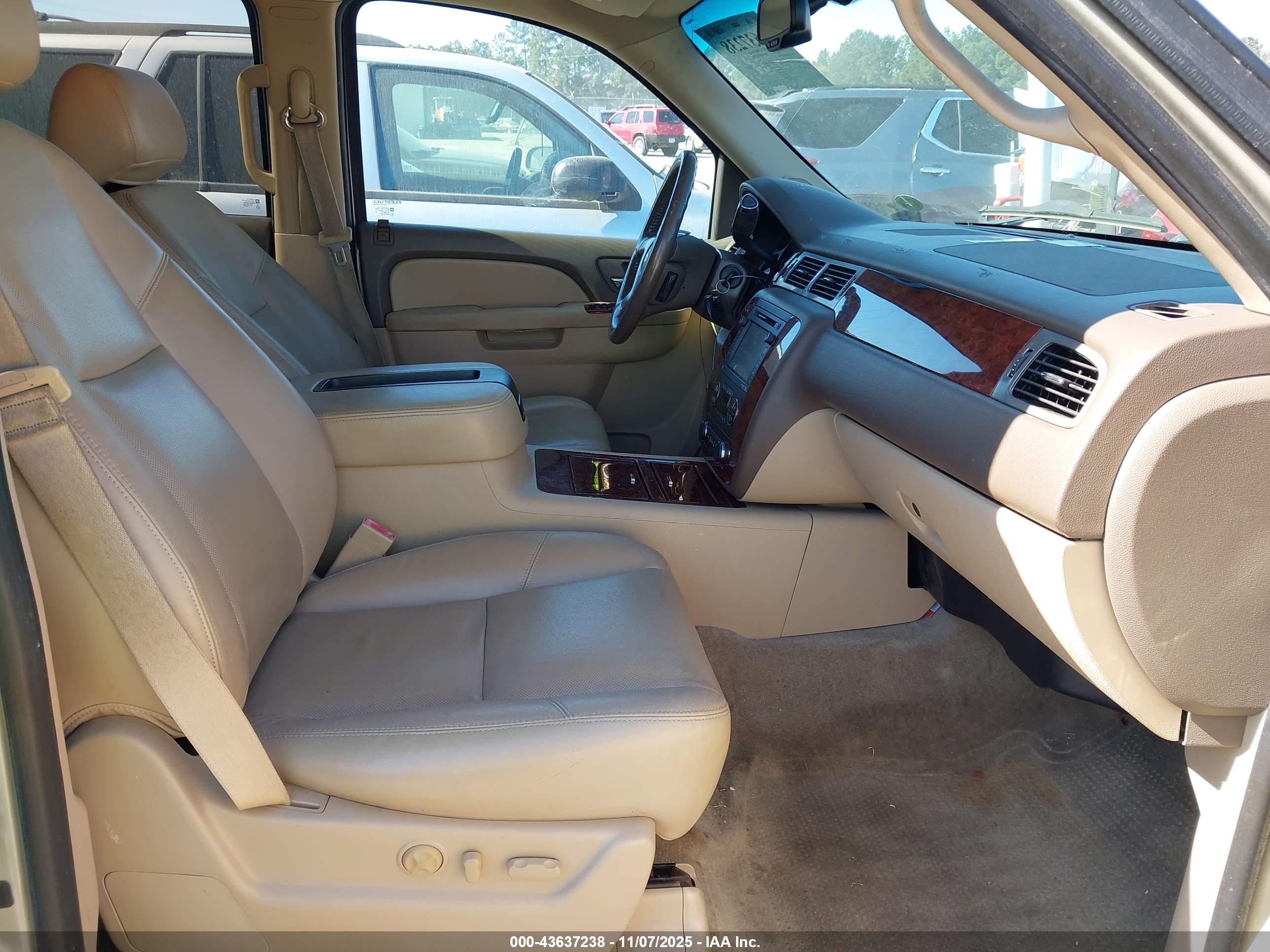 CHEVROLET SUBURBAN image 5
