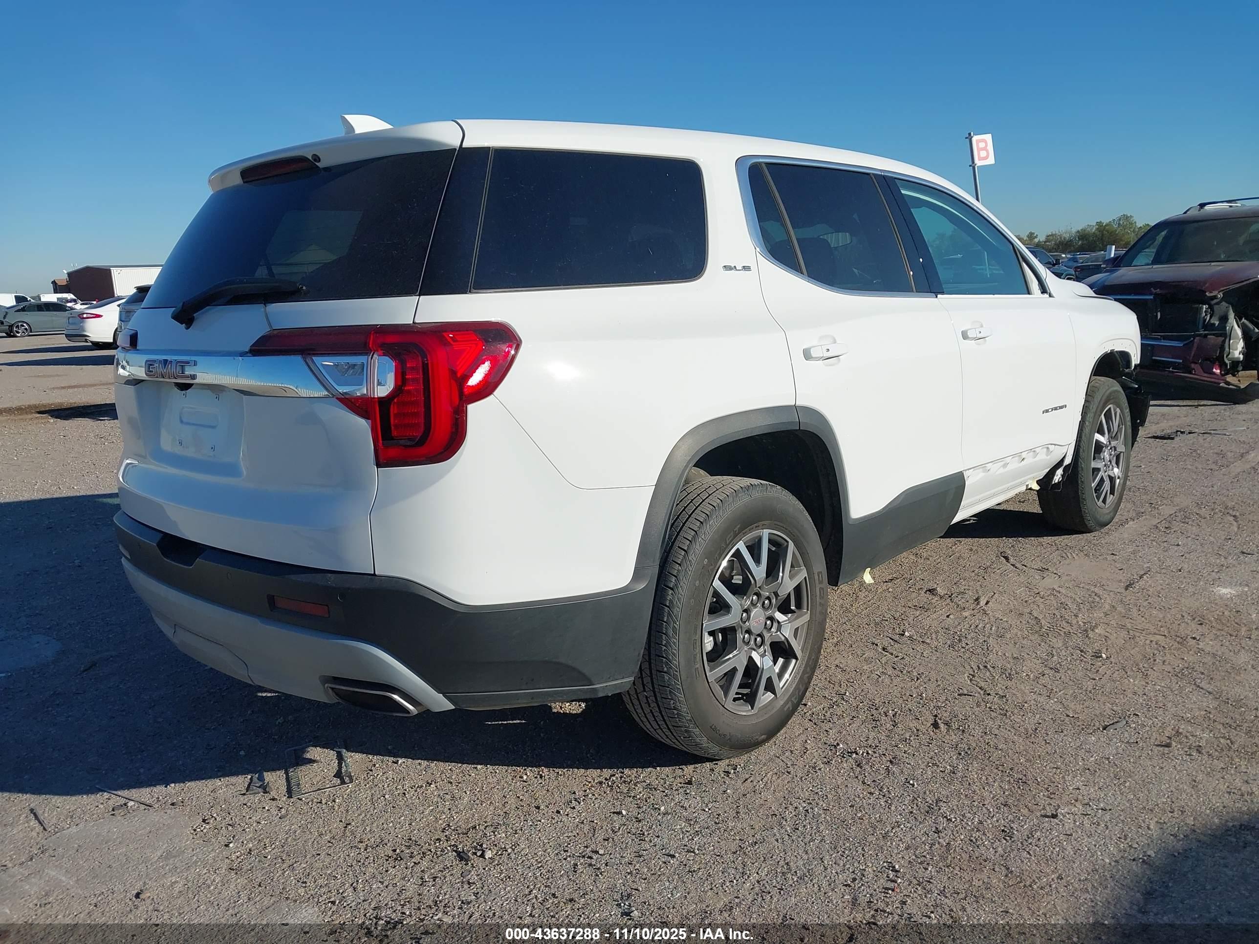 GMC ACADIA image 4