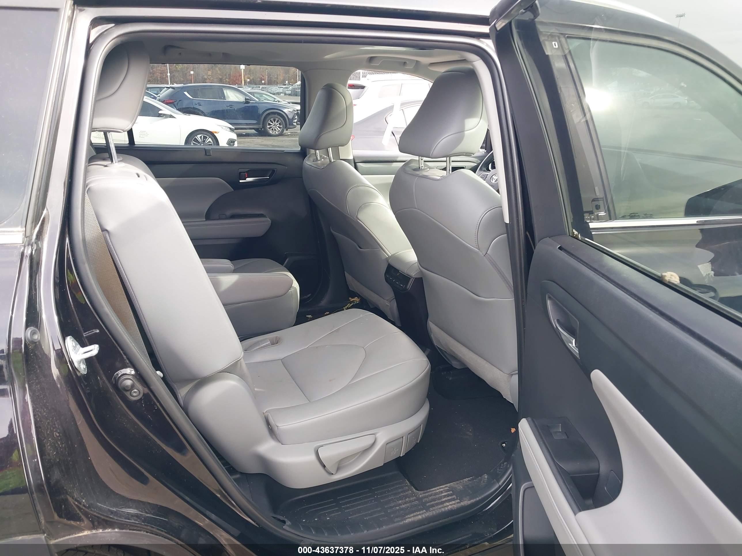 TOYOTA HIGHLANDER image 8