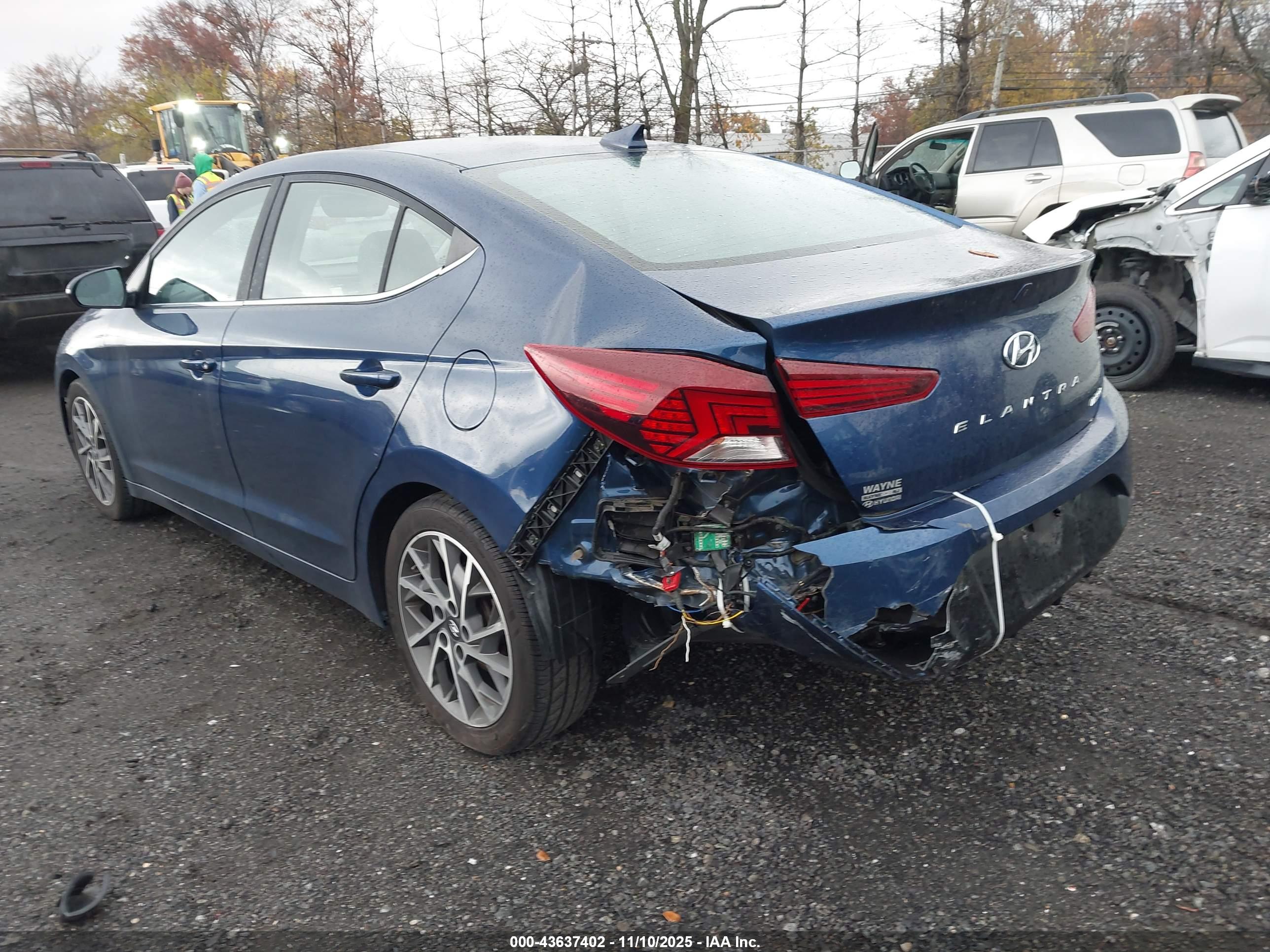HYUNDAI ELANTRA image 6