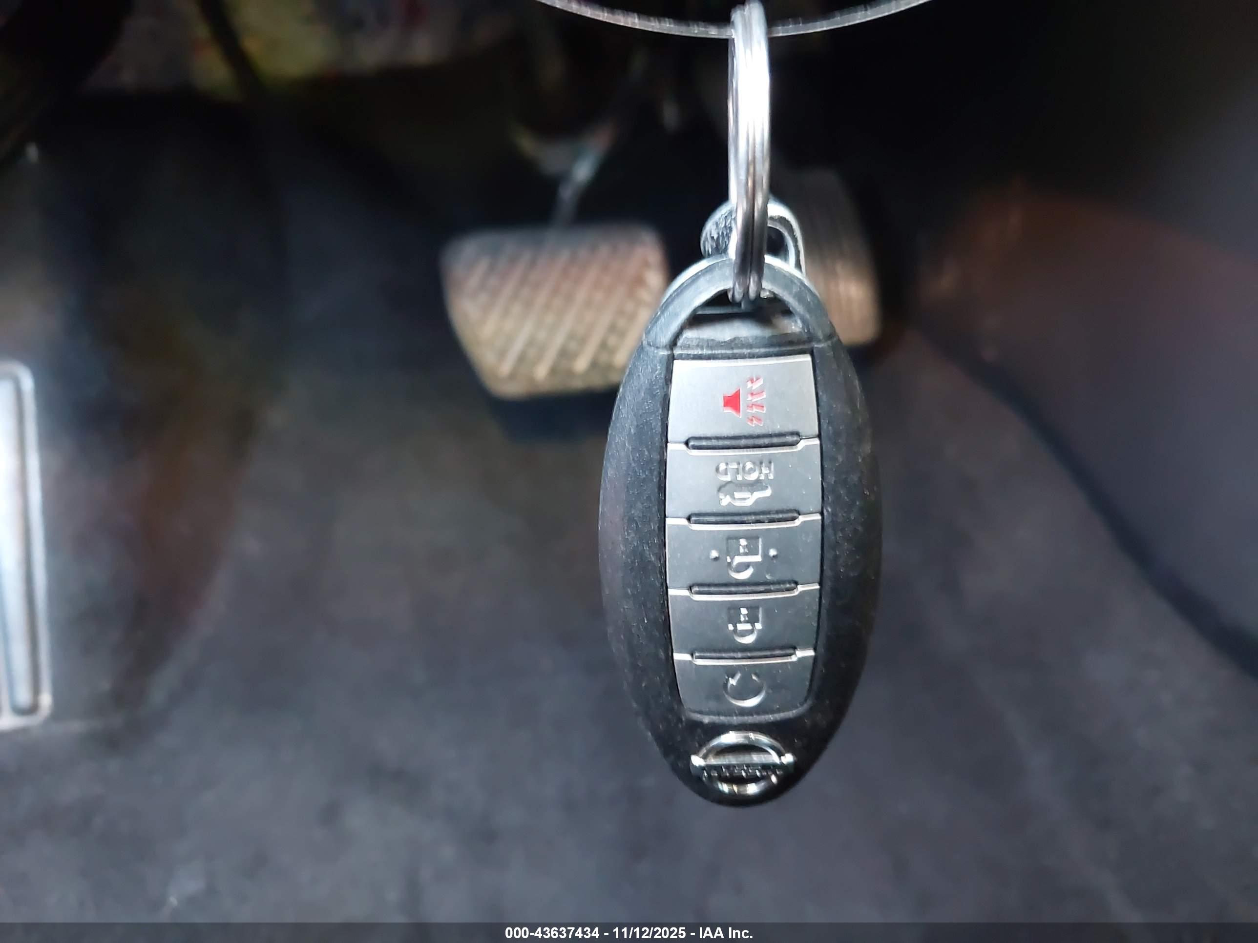 NISSAN MAXIMA image 11