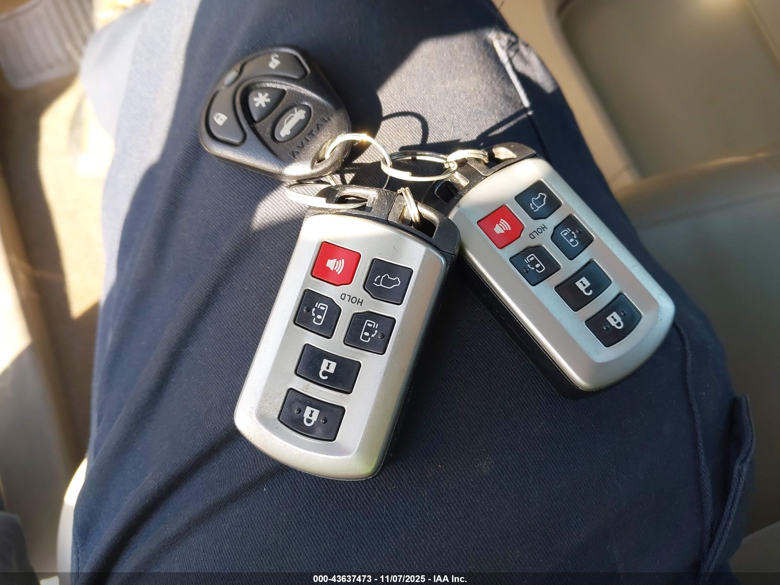 TOYOTA SIENNA image 11