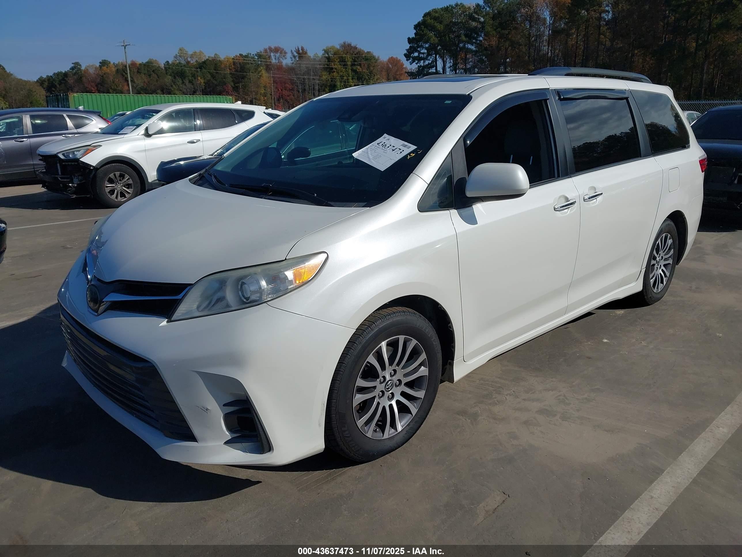 TOYOTA SIENNA image 2