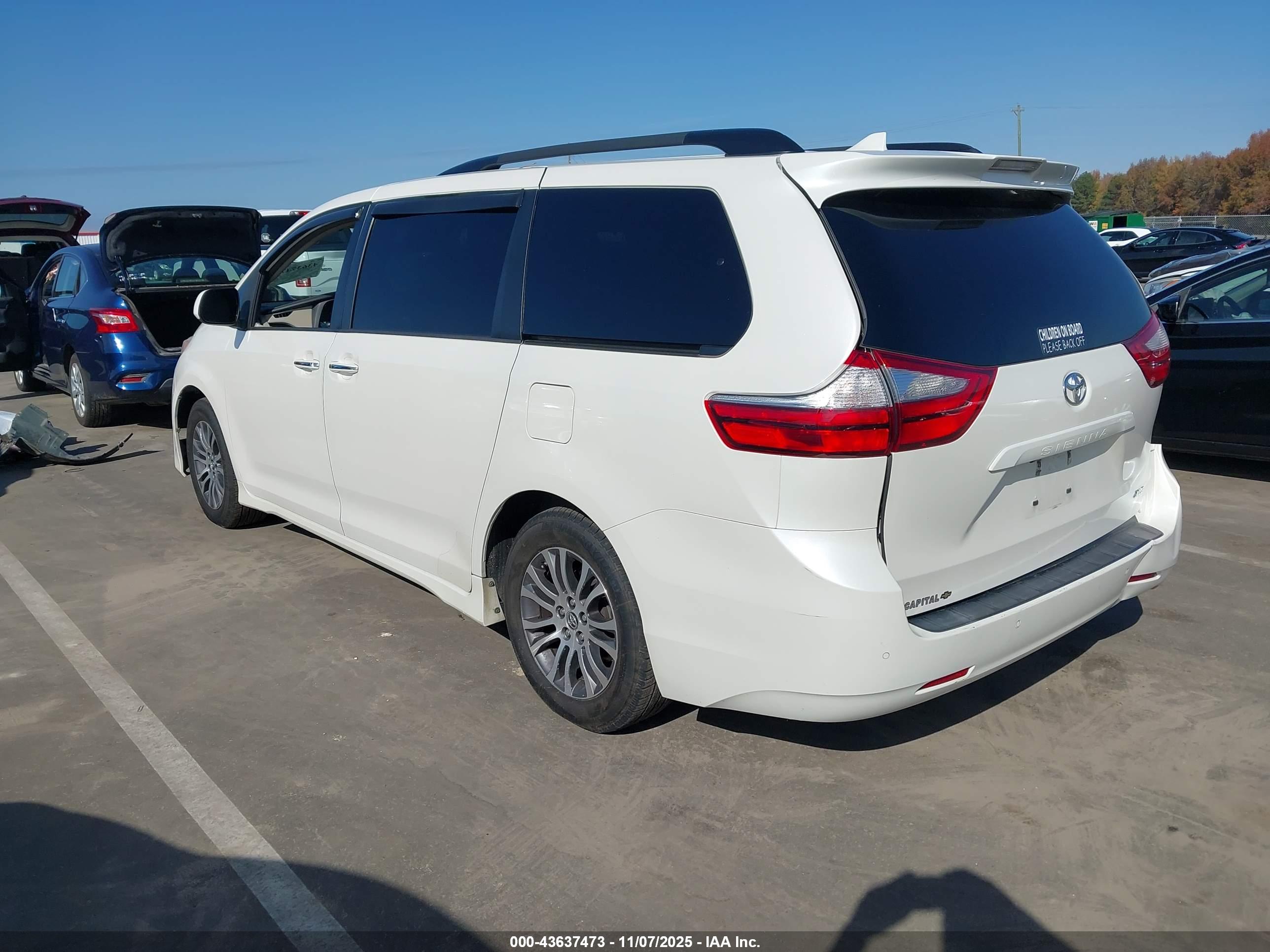 TOYOTA SIENNA image 3