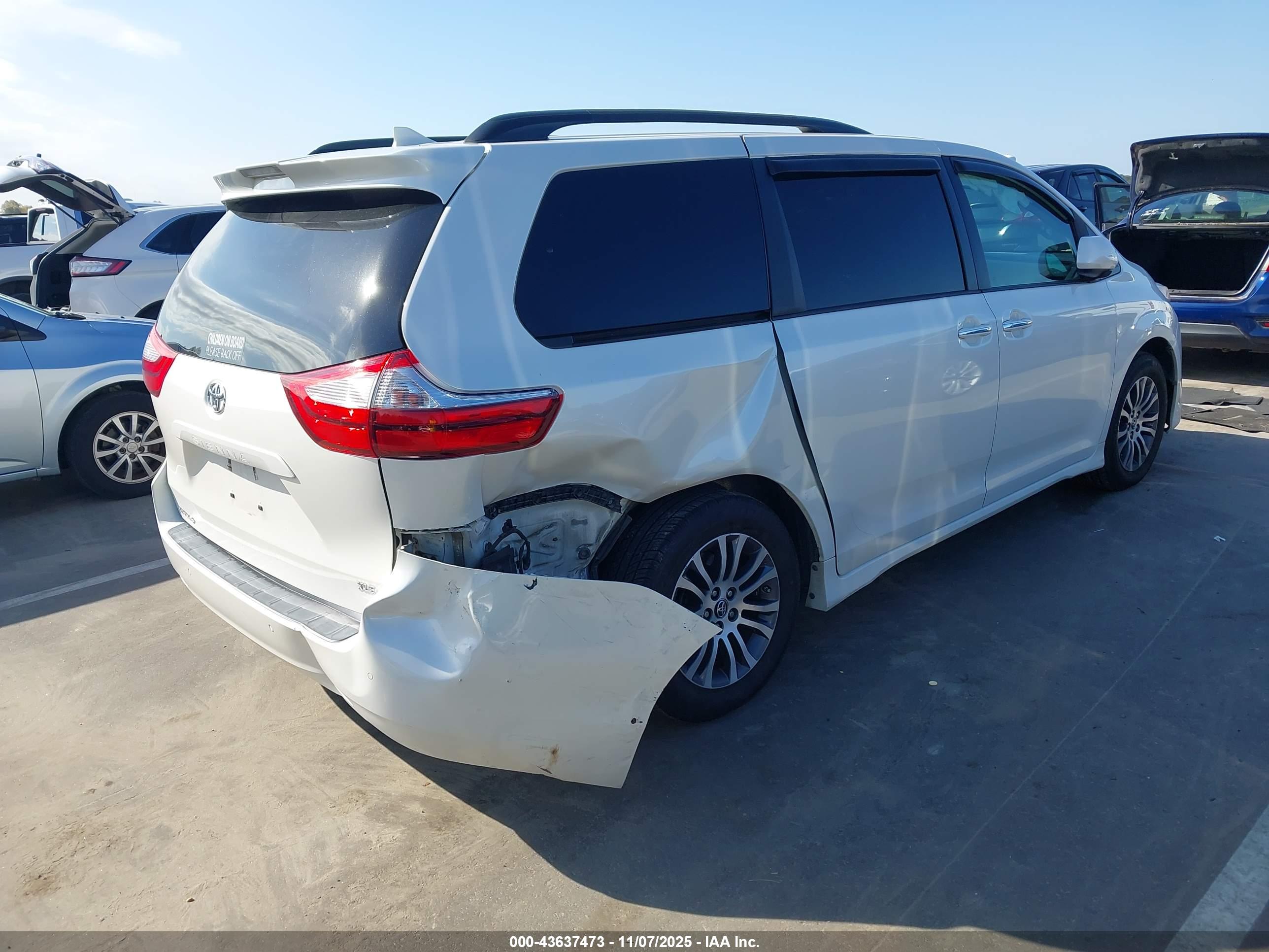 TOYOTA SIENNA image 4