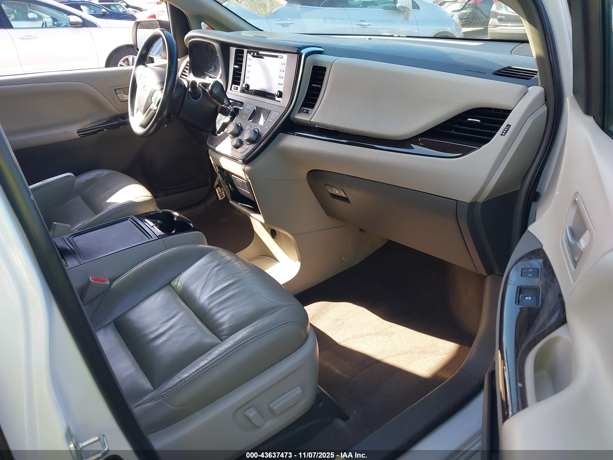 TOYOTA SIENNA image 5