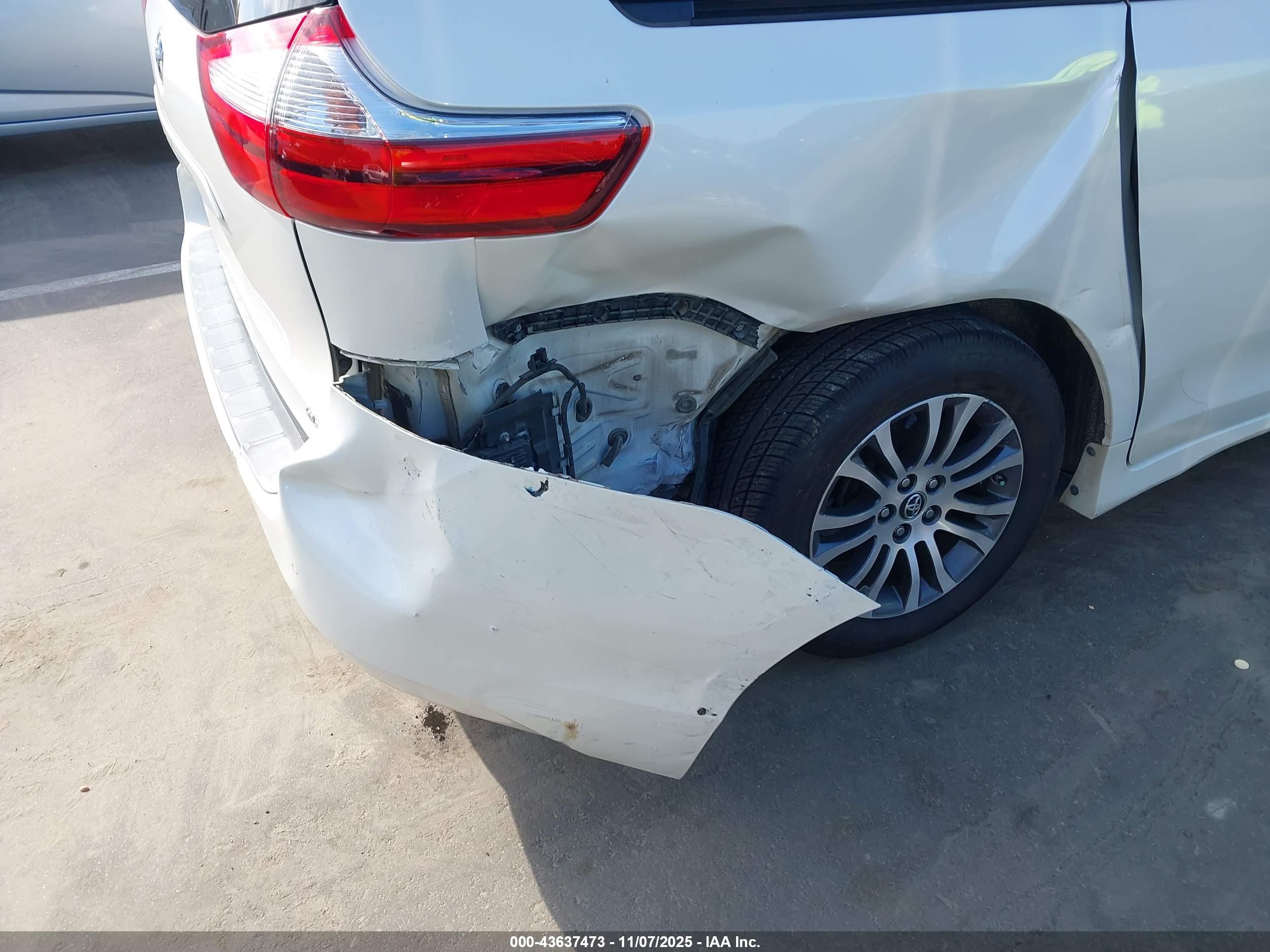 TOYOTA SIENNA image 6