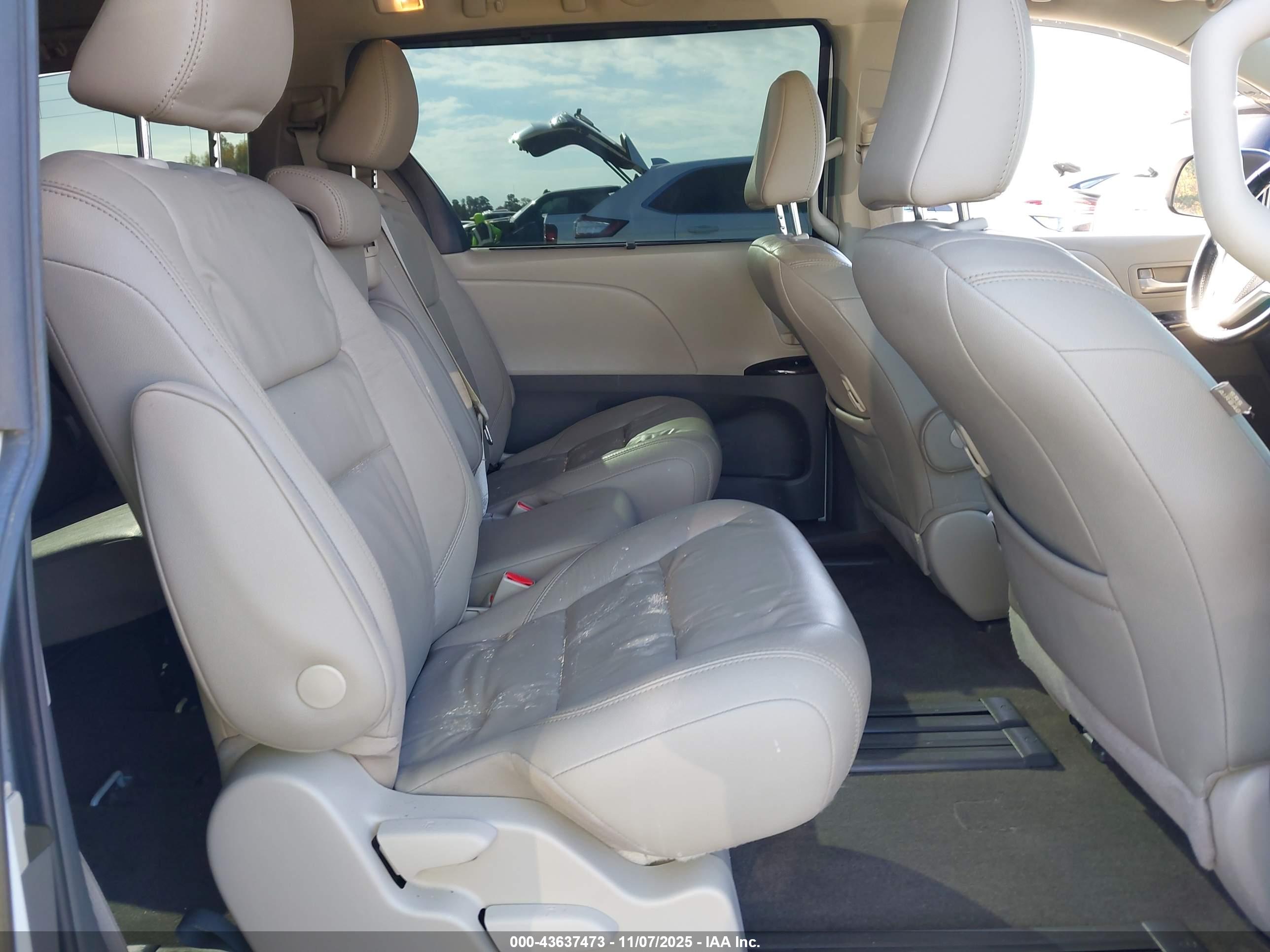 TOYOTA SIENNA image 8