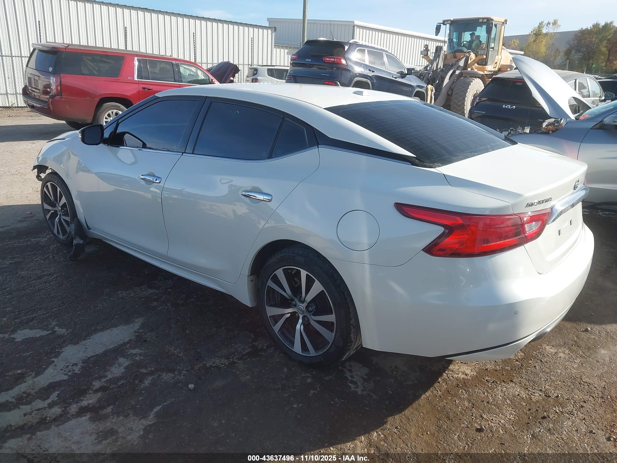 NISSAN MAXIMA image 3