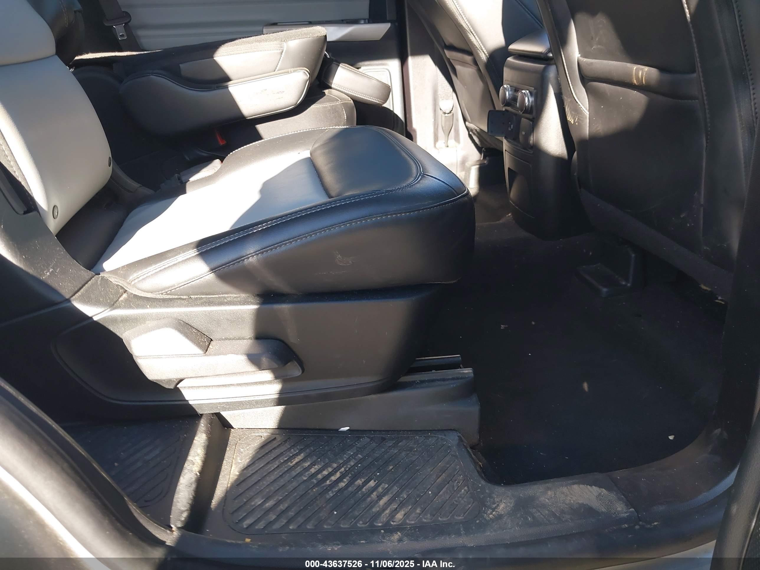 FORD EXPLORER image 8