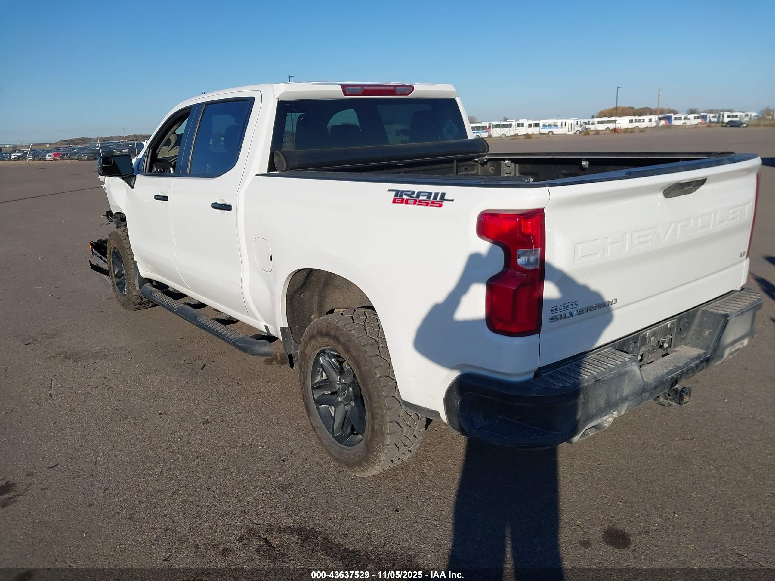 CHEVROLET SILVERADO image 3