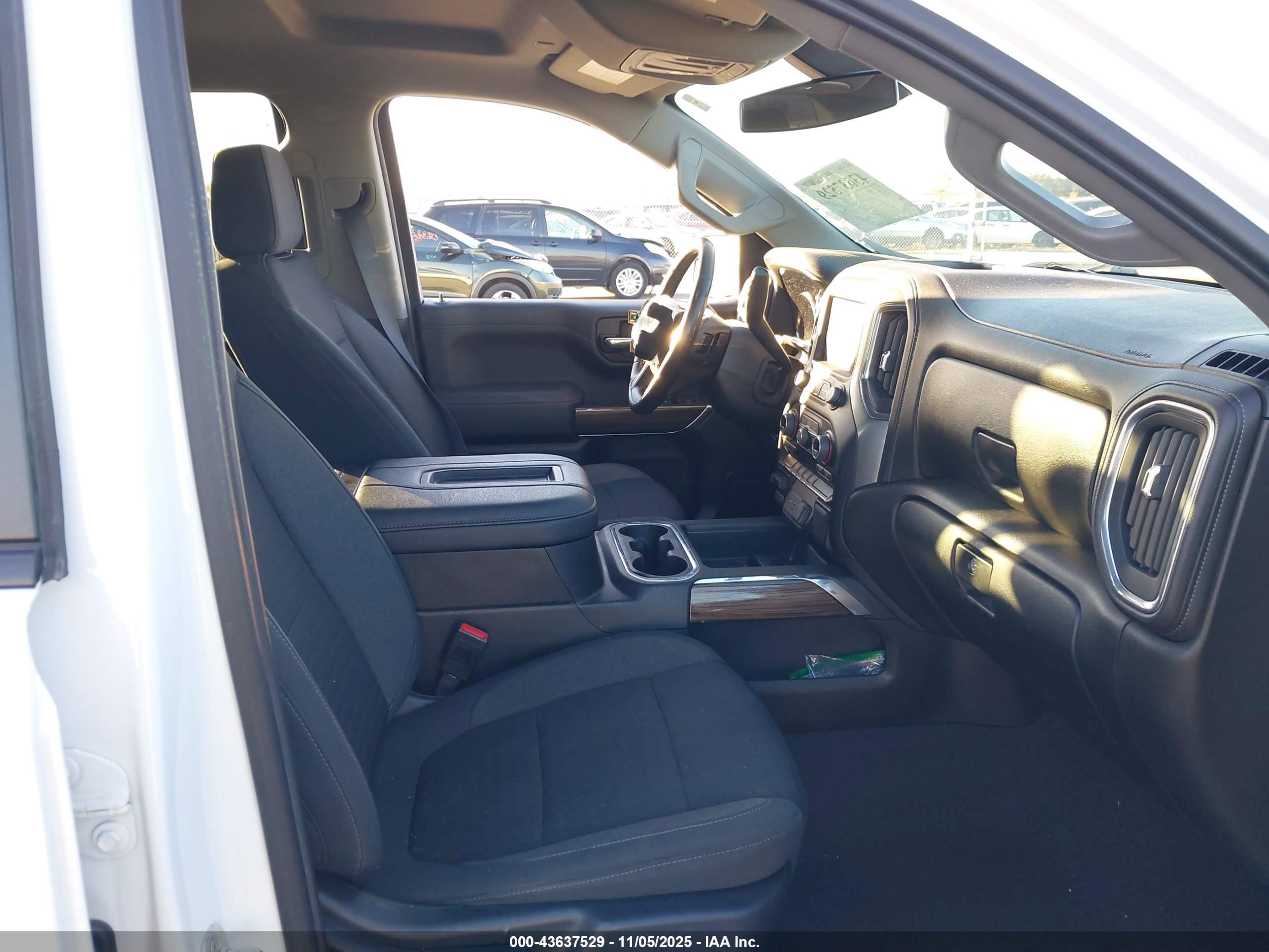 CHEVROLET SILVERADO image 5