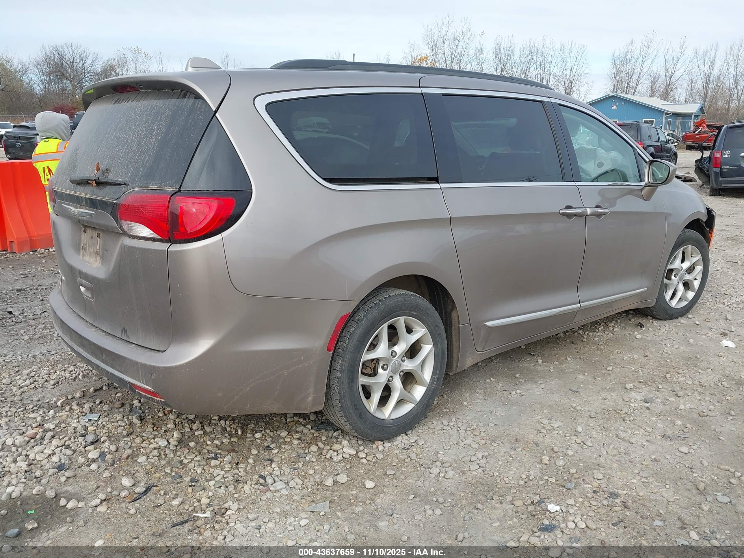 CHRYSLER PACIFICA image 4