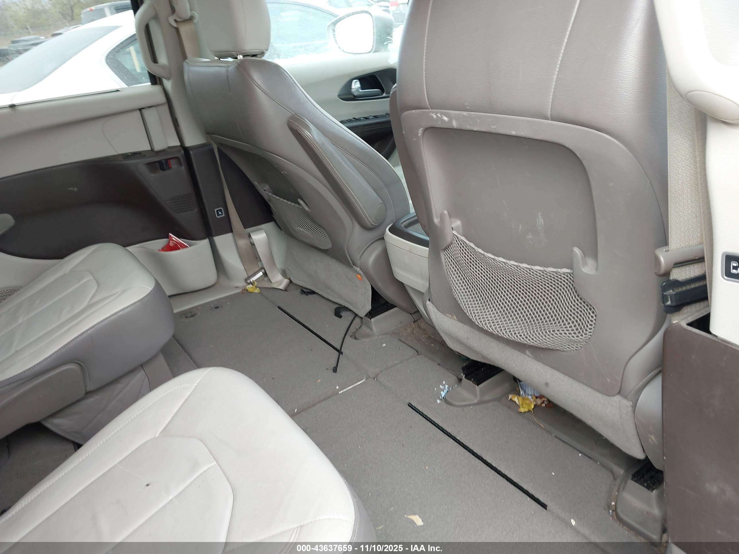 CHRYSLER PACIFICA image 8