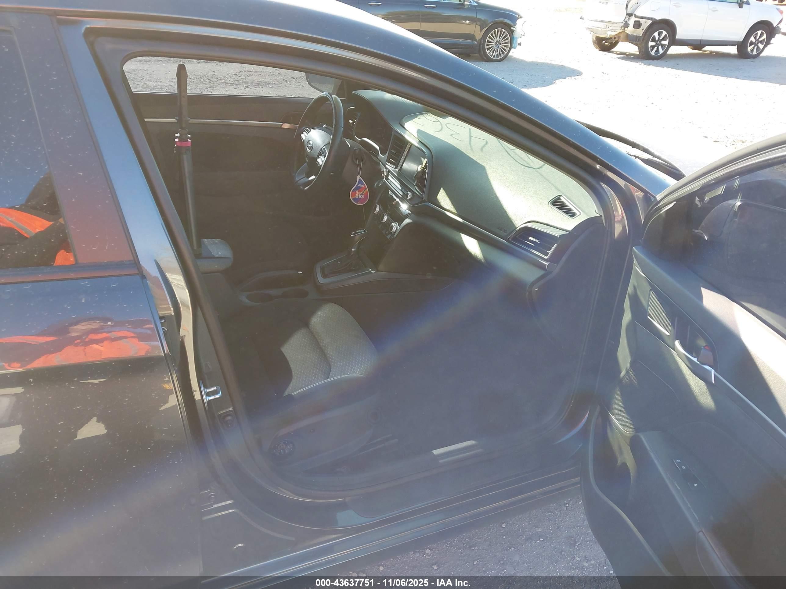 HYUNDAI ELANTRA image 5