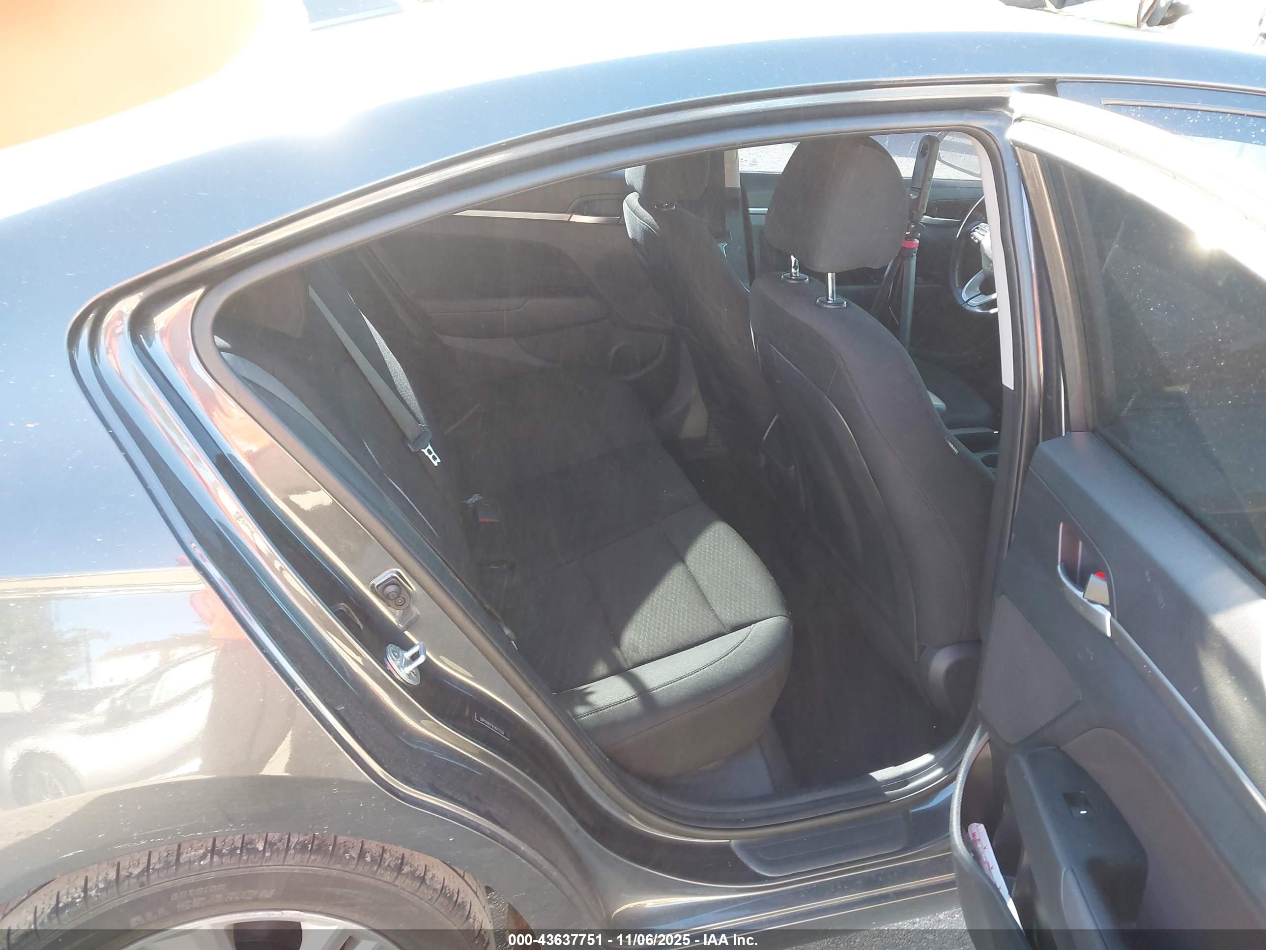 HYUNDAI ELANTRA image 8