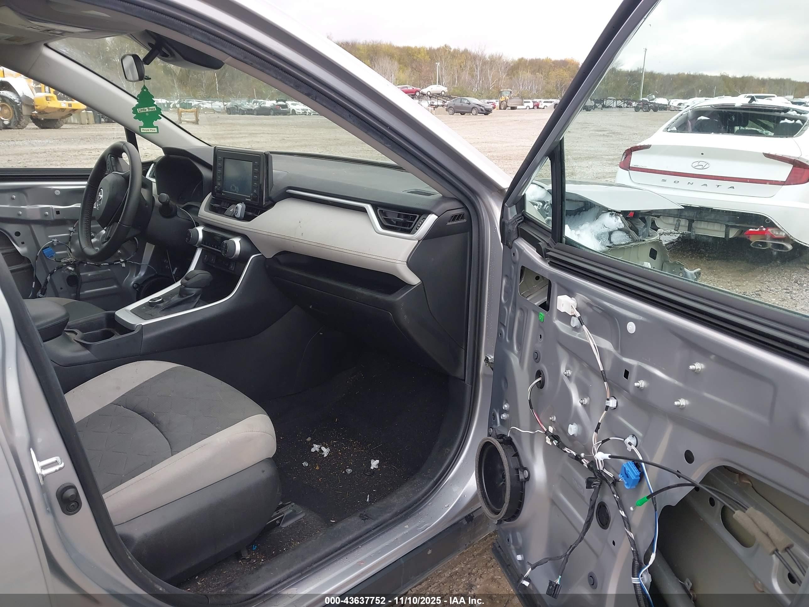 TOYOTA RAV4 image 5