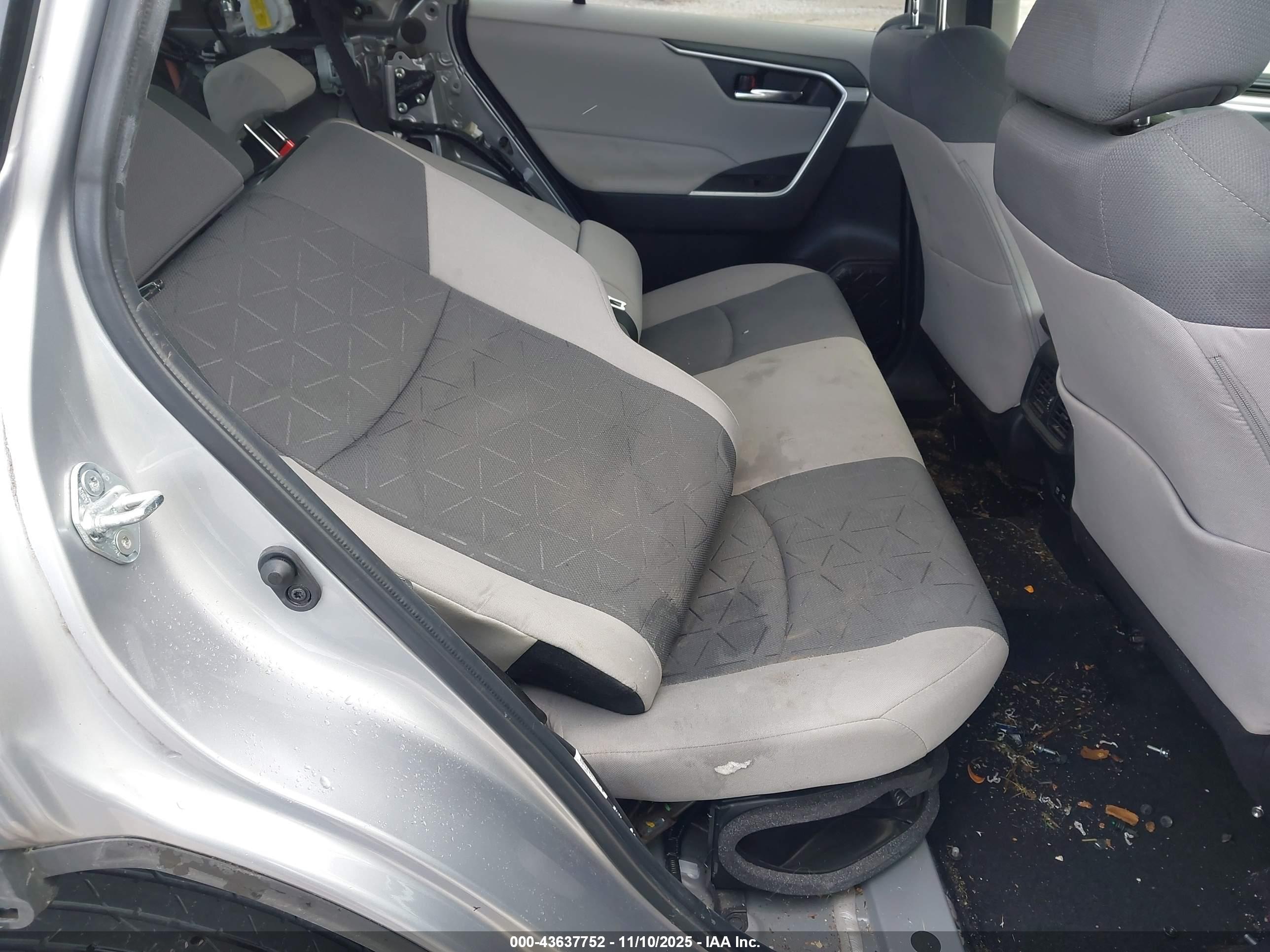 TOYOTA RAV4 image 8