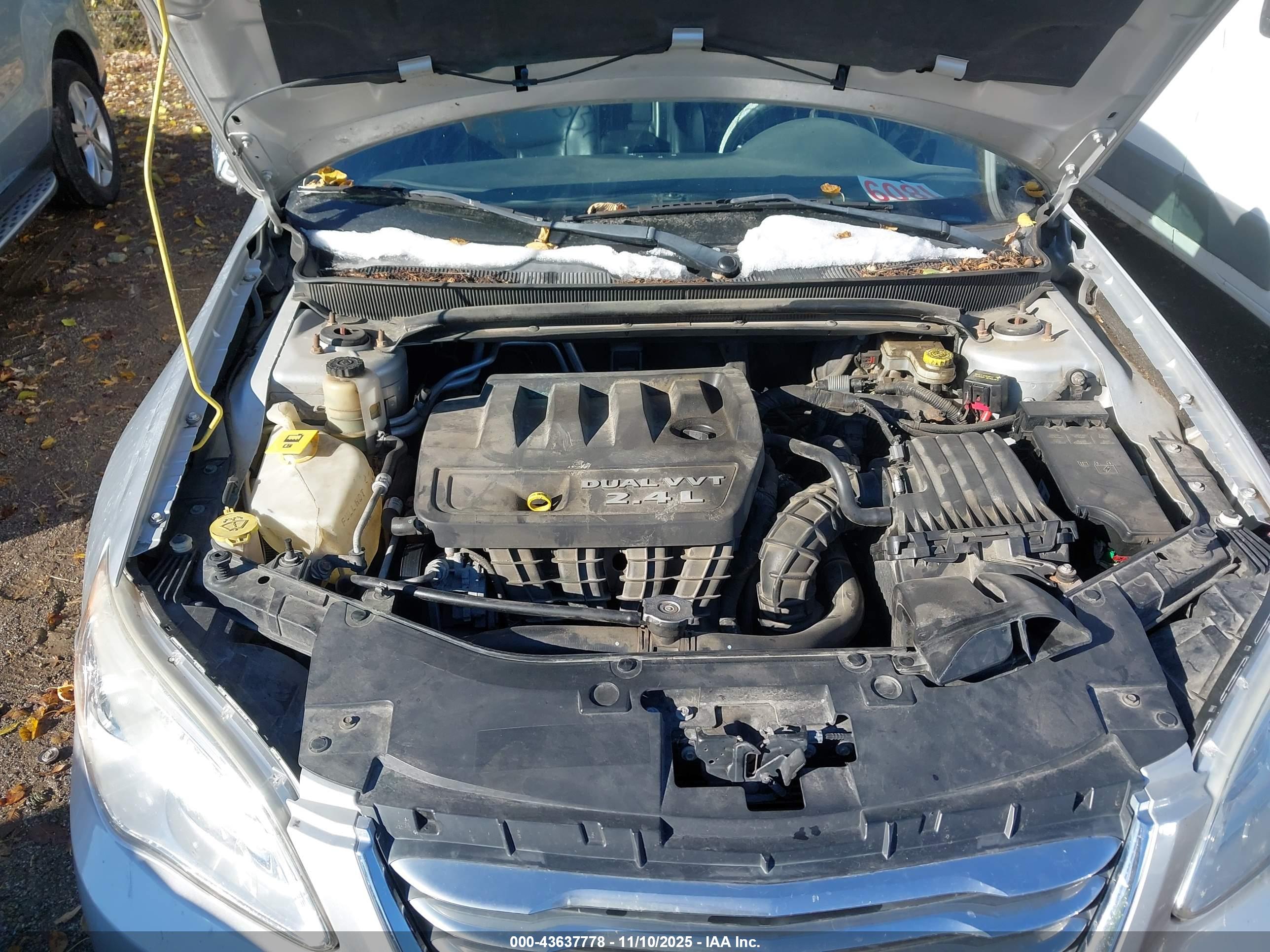 CHRYSLER 200 image 10