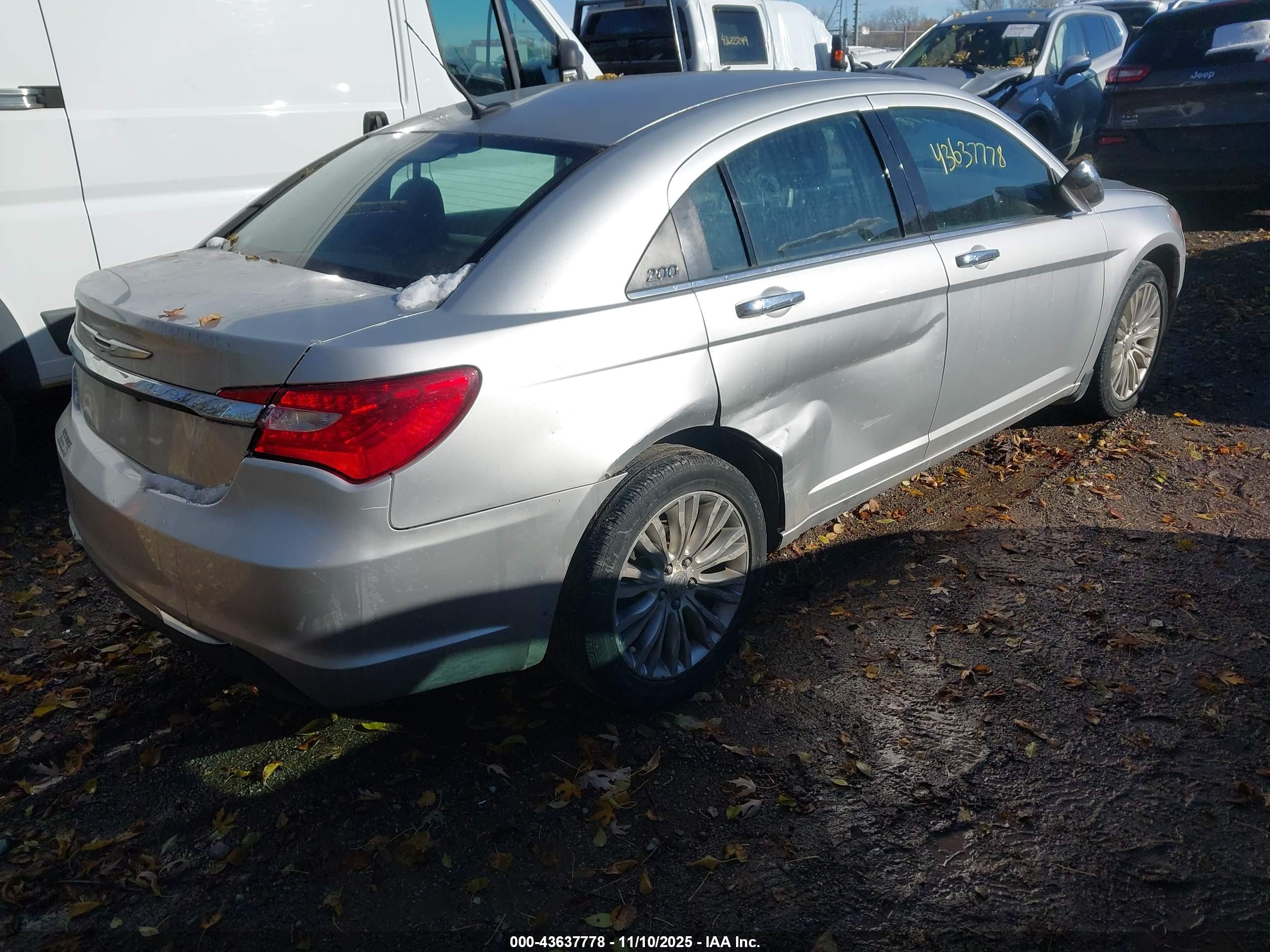 CHRYSLER 200 image 4