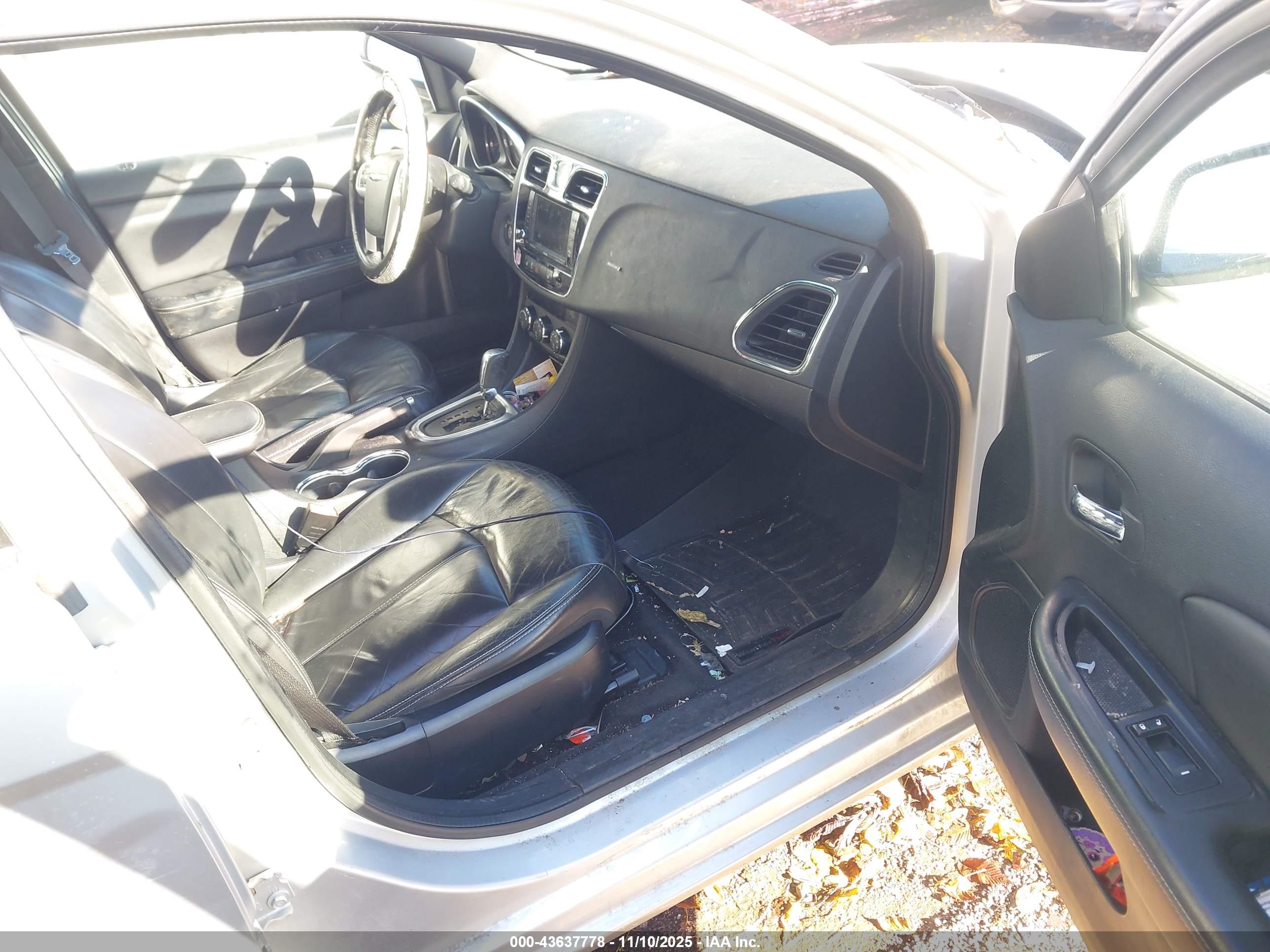 CHRYSLER 200 image 5