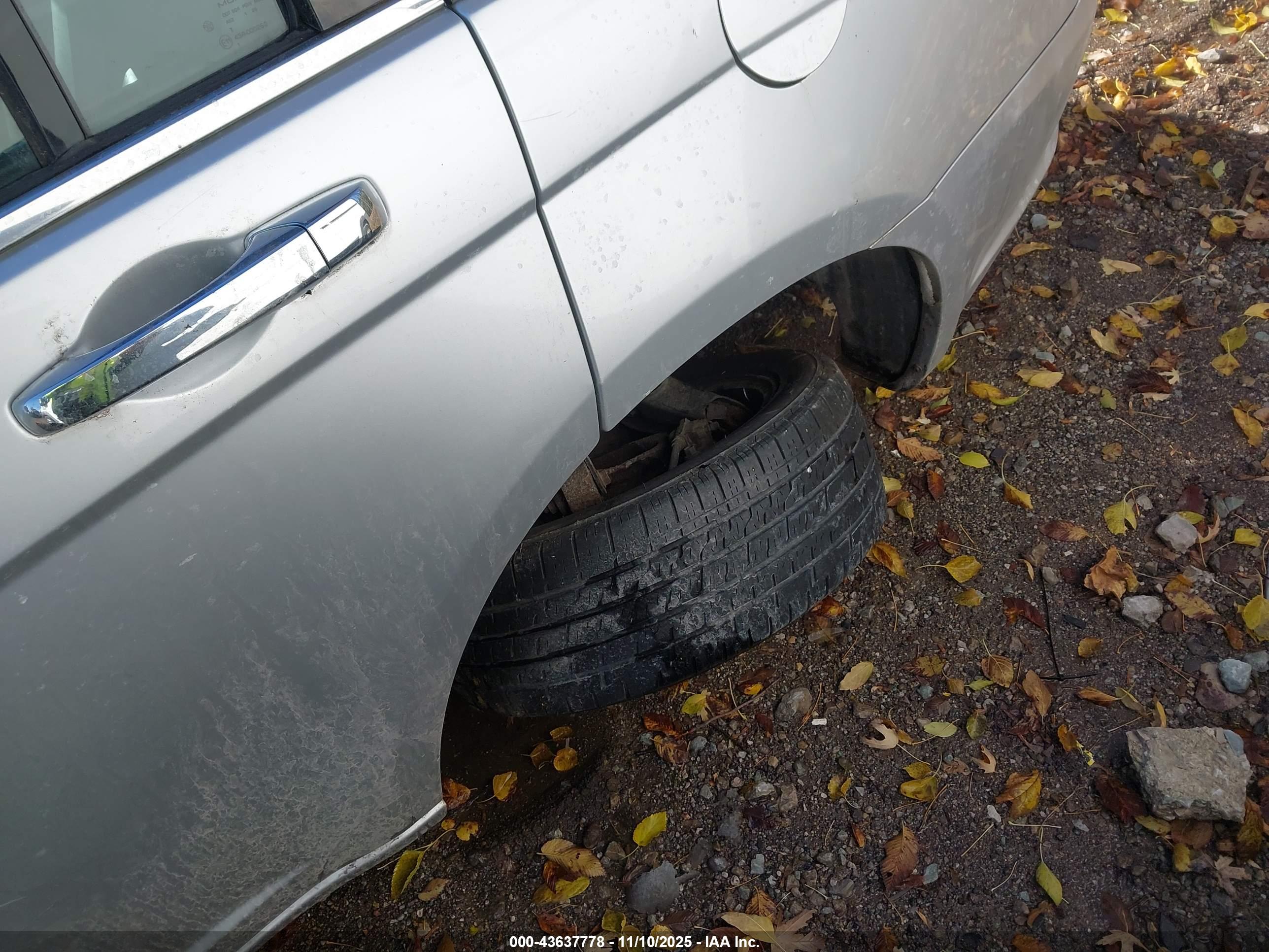CHRYSLER 200 image 6