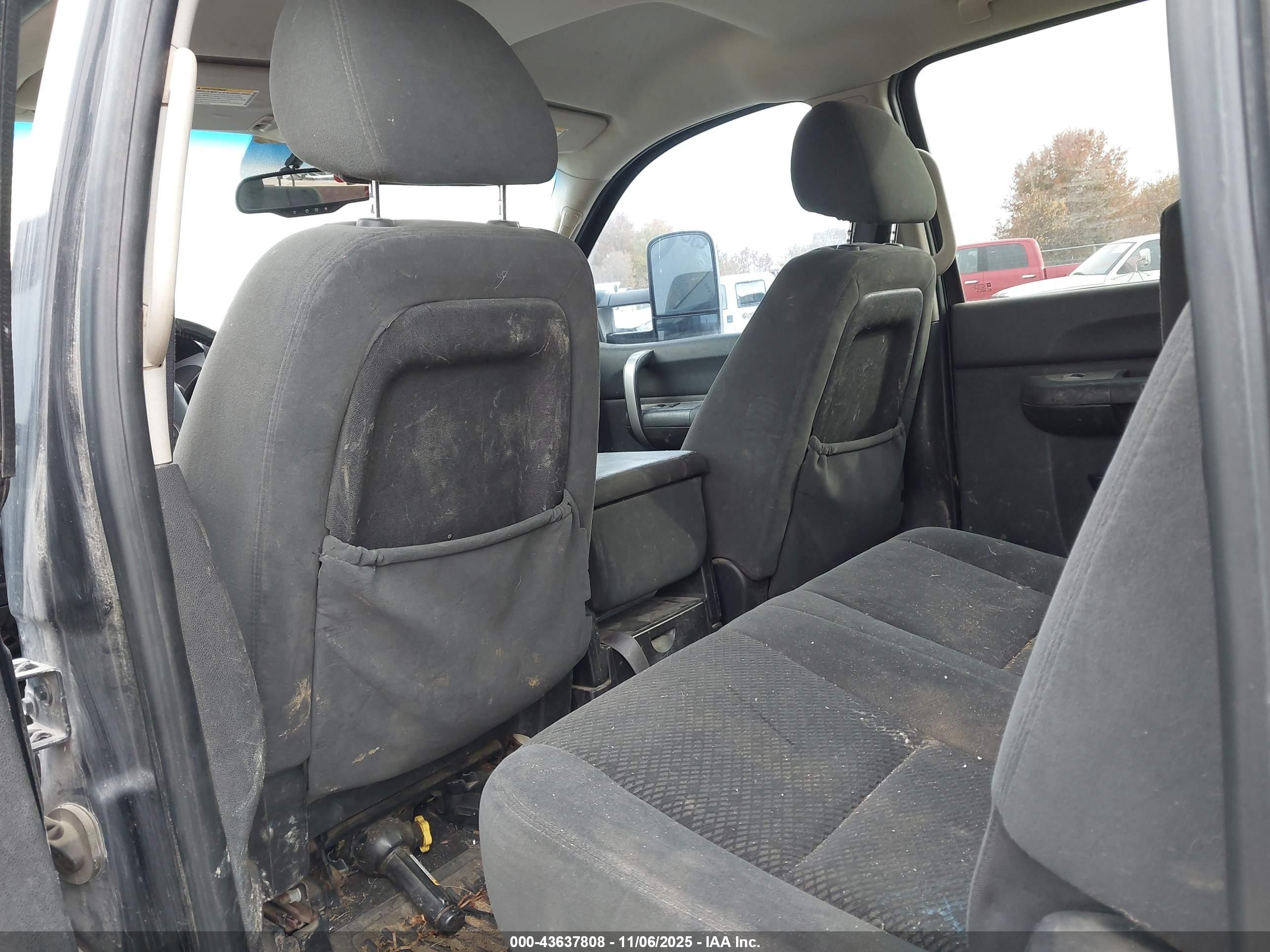 CHEVROLET SILVERADO image 7