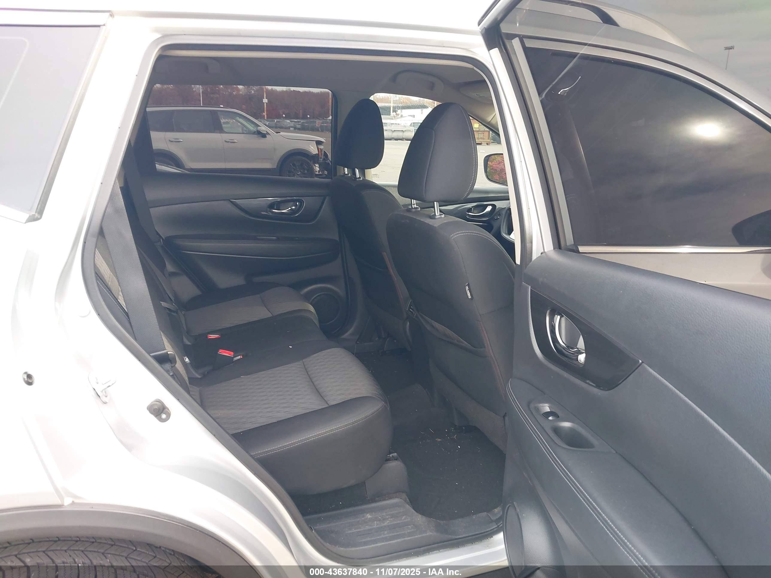 NISSAN ROGUE image 8