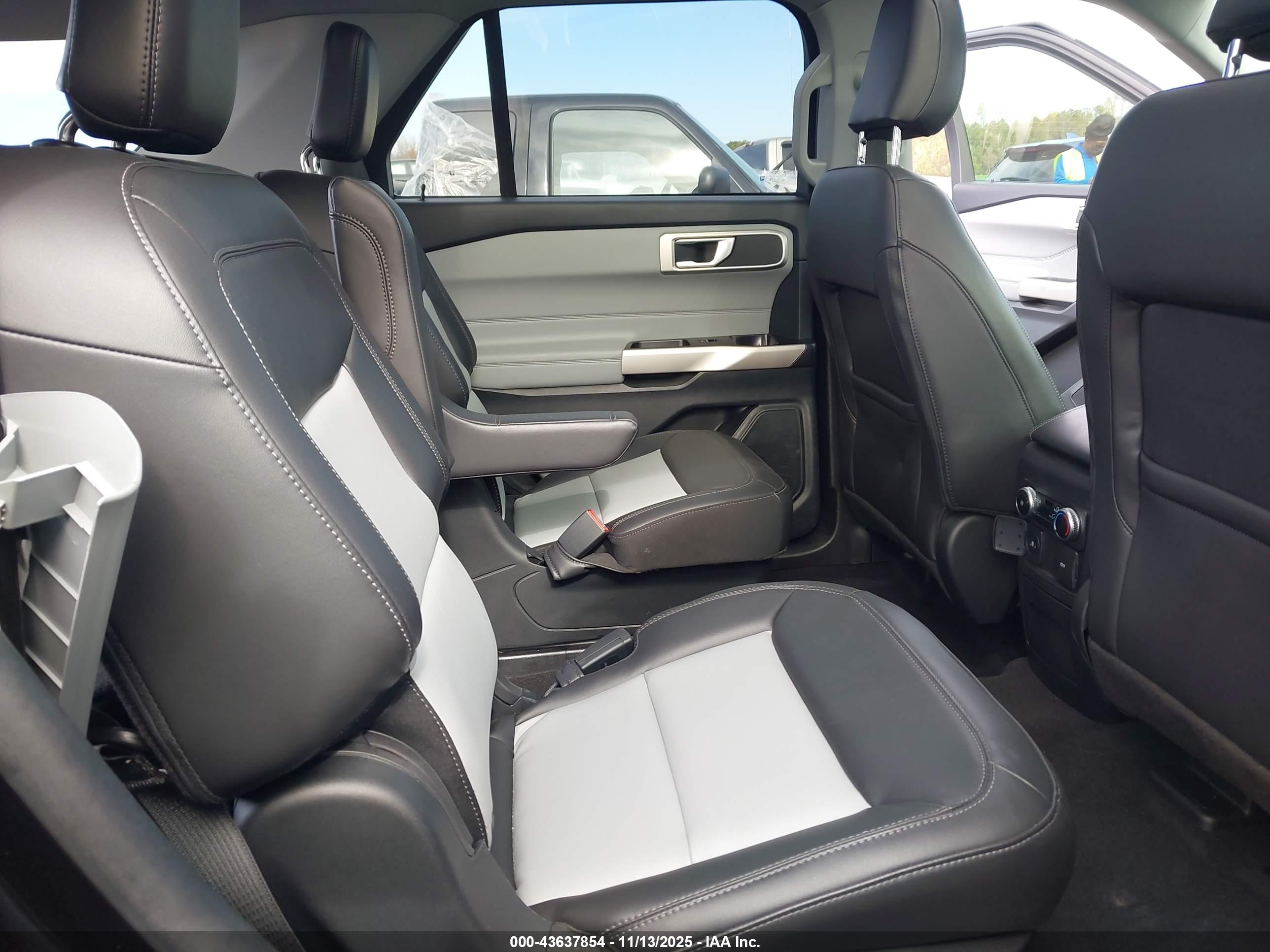 FORD EXPLORER image 8