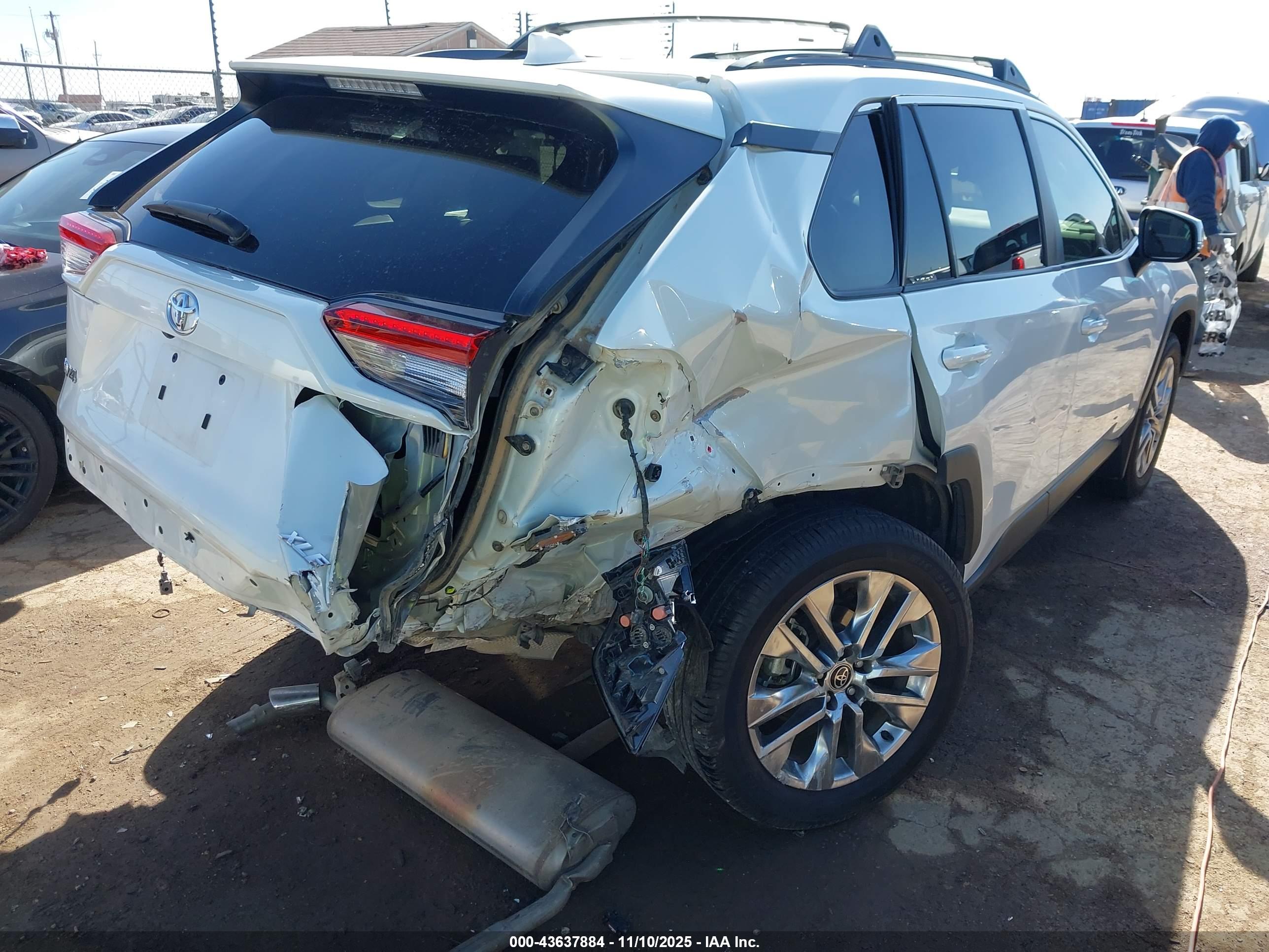 TOYOTA RAV4 image 6