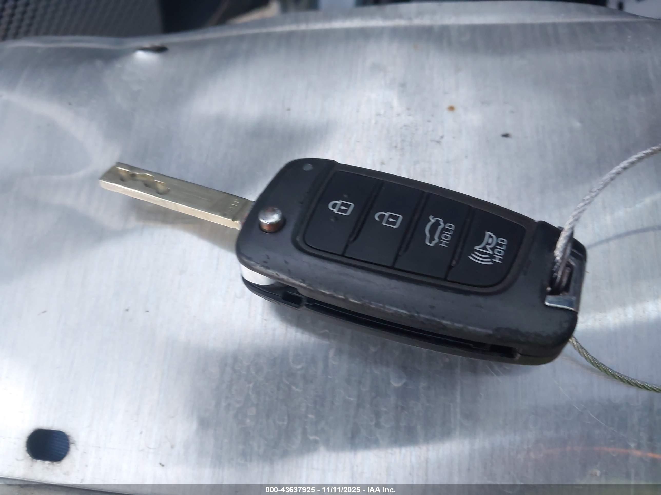 HYUNDAI ELANTRA image 11