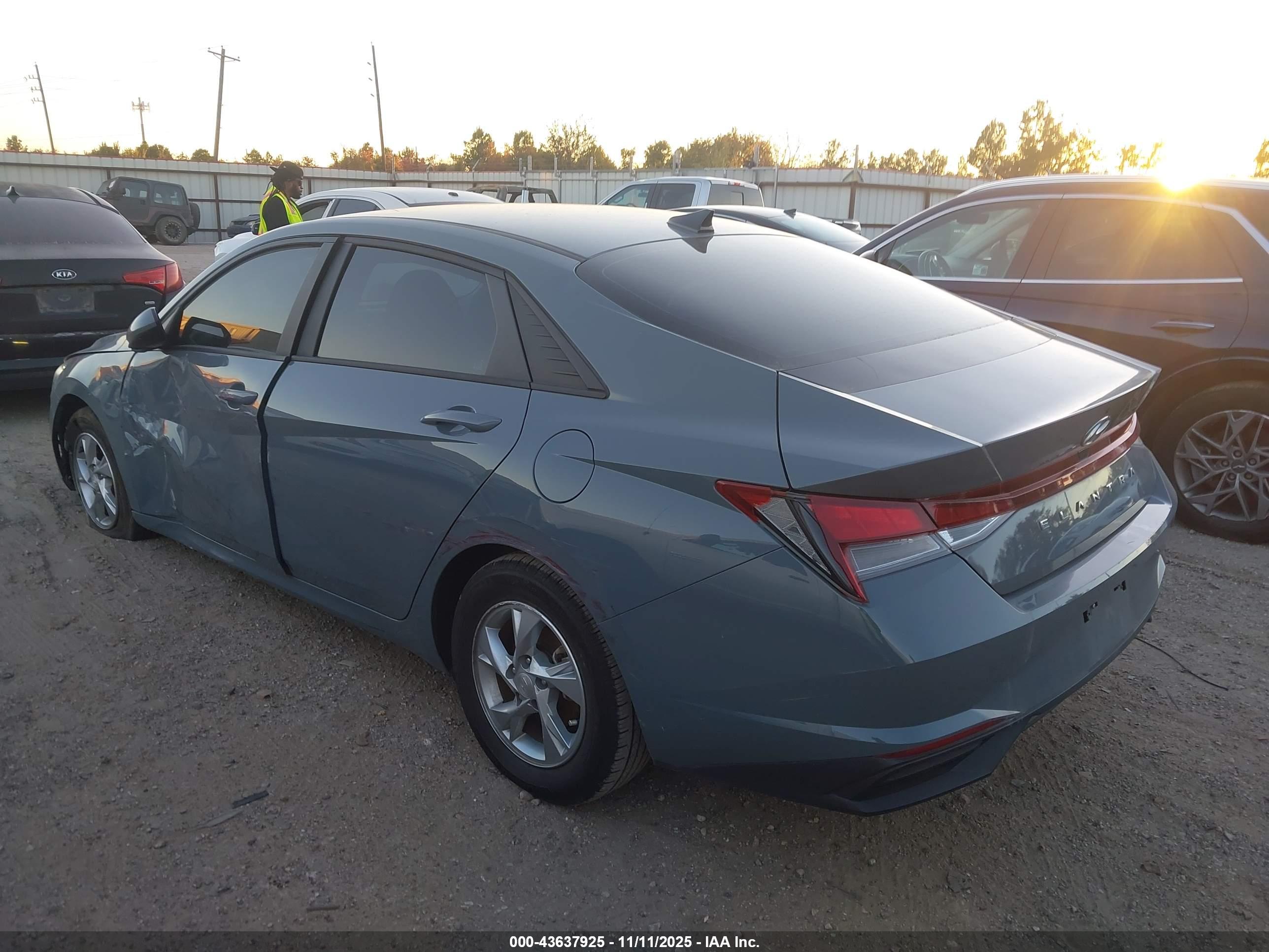 HYUNDAI ELANTRA image 3