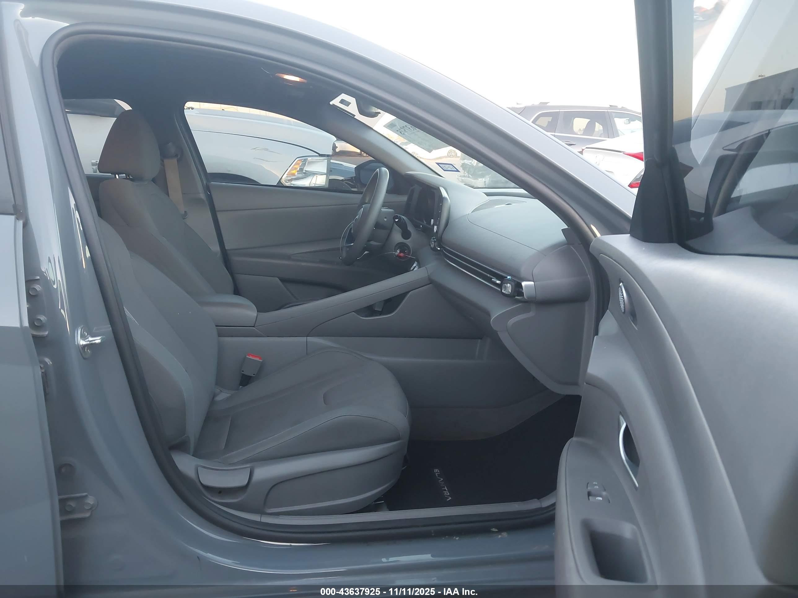 HYUNDAI ELANTRA image 5